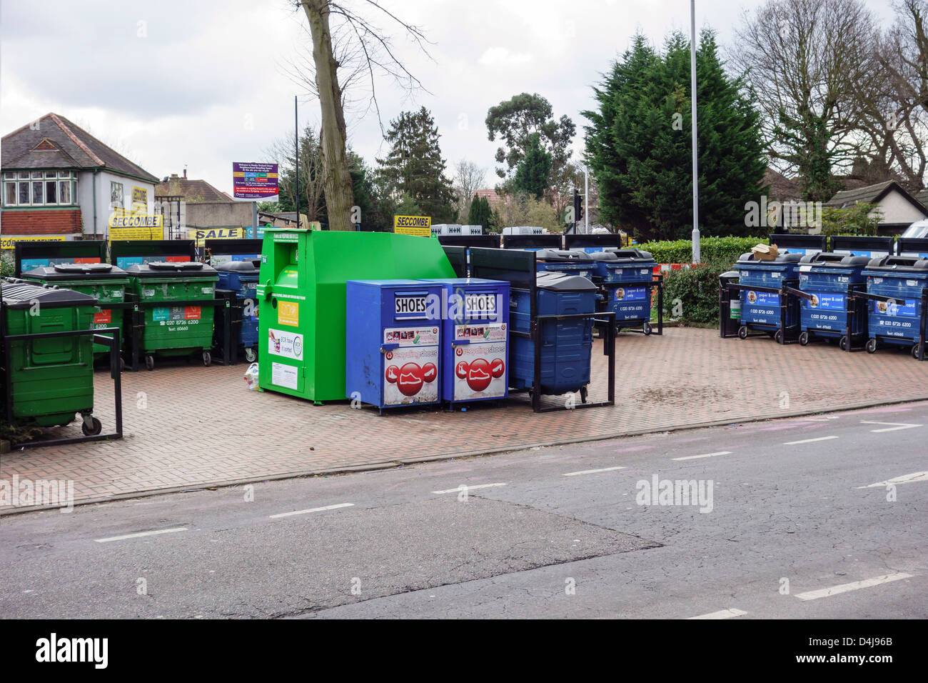 Straßenrand Recycling-Bereich.  Lagerplätze zu recyceln.  Croydon Stockfoto