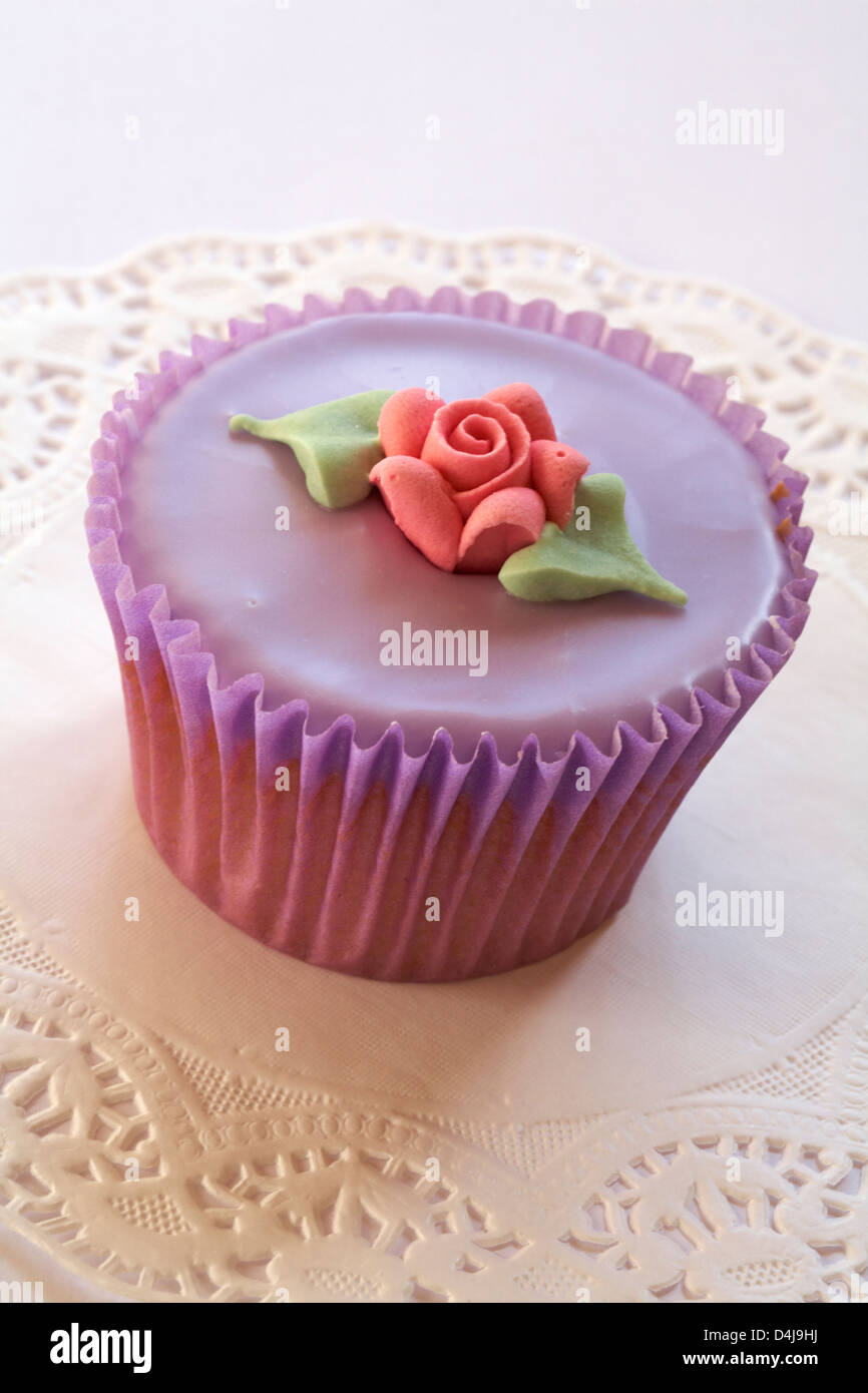 Lila pastell Fee Kuchen auf deckchen auf weißem Hintergrund Stockfoto