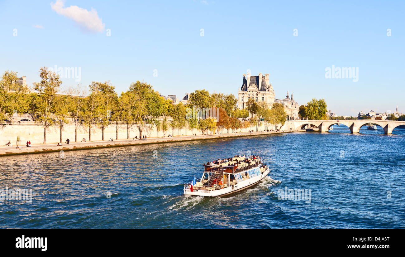 Touristen auf dem Motor starten Jean Marais, im Besitz von Bateaux Parisiens, Reisen entlang der Seine, Paris Stadt Stockfoto