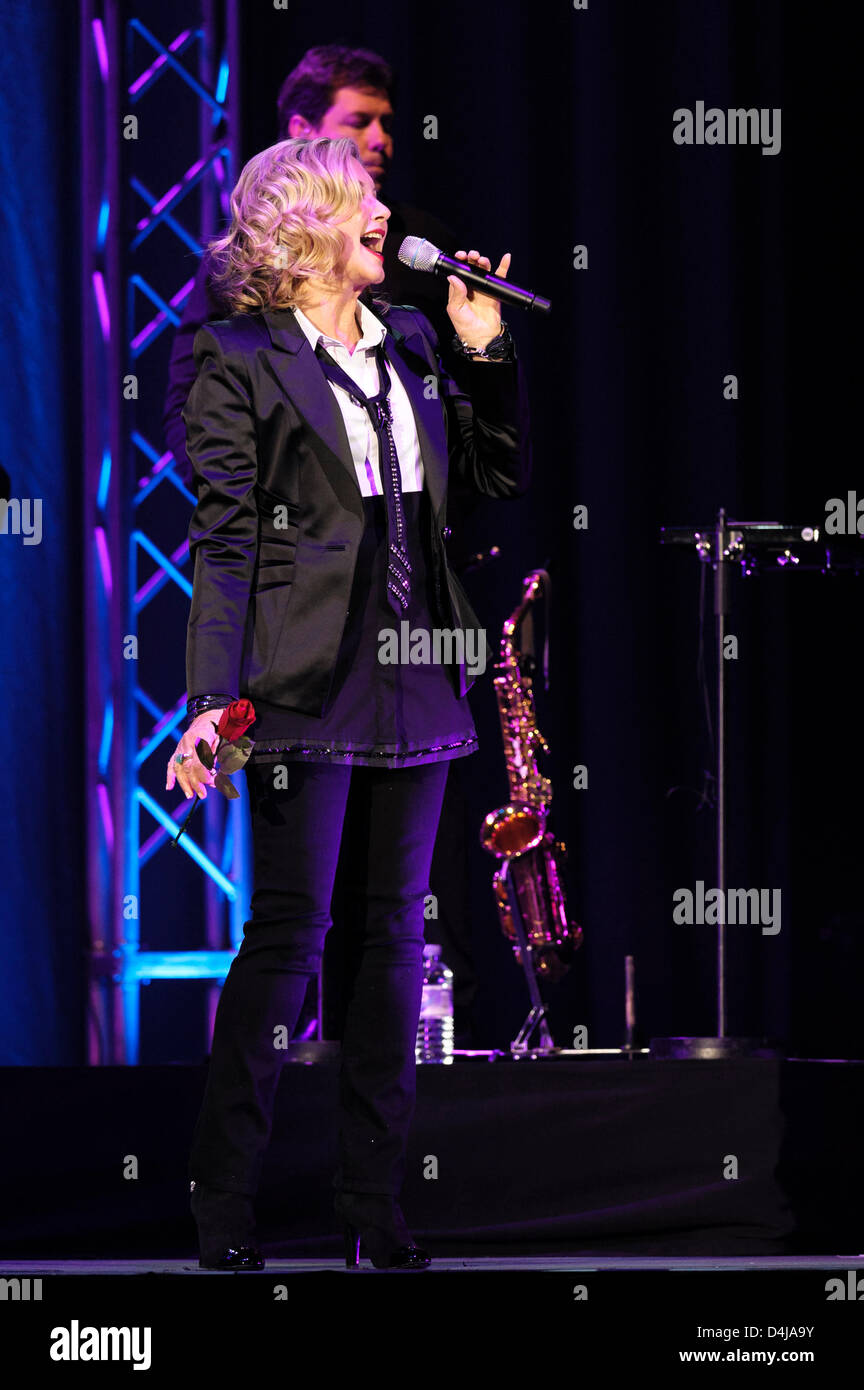 Brighton, UK. 14. März 2013. Olivia Newton-John spielt Brighton Centre.  Das Konzert war Teil von Olivias erste Tour im Vereinigten Königreich seit 1978. Die Tour ist um ihre 40 Jahre in der Musik zu feiern. Bild von Julie Edwards/Alamy Live-Nachrichten Stockfoto