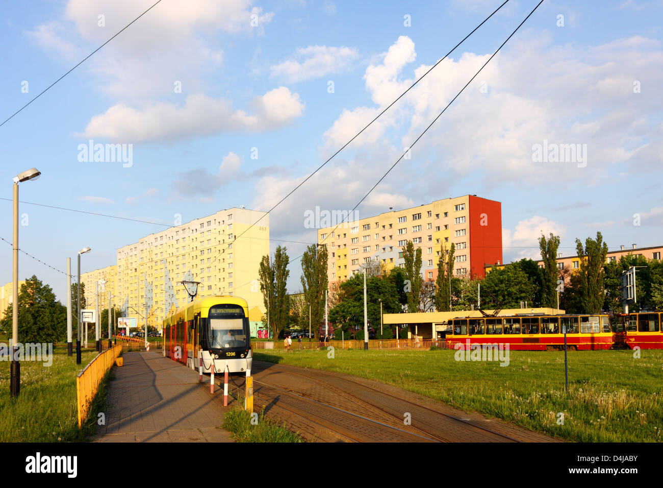 Straßenbahnen und s Wohnblocks am Ende der Straßenbahnlinie am Wyszynskiego, Lodz, Polen Stockfoto