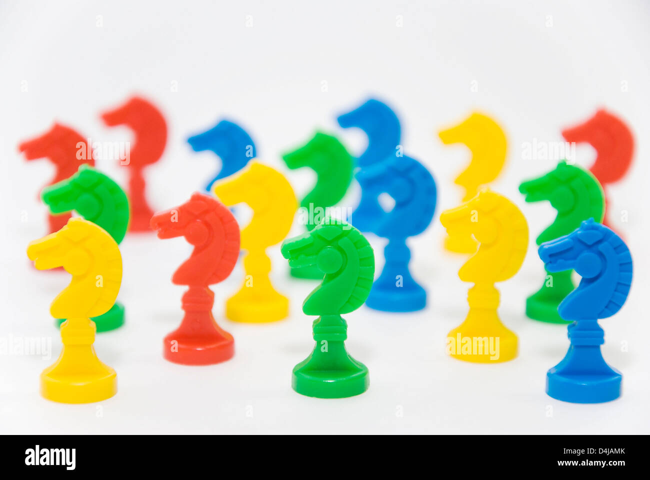 Schach-chips farbige Pferde auf weißem Hintergrund Stockfoto