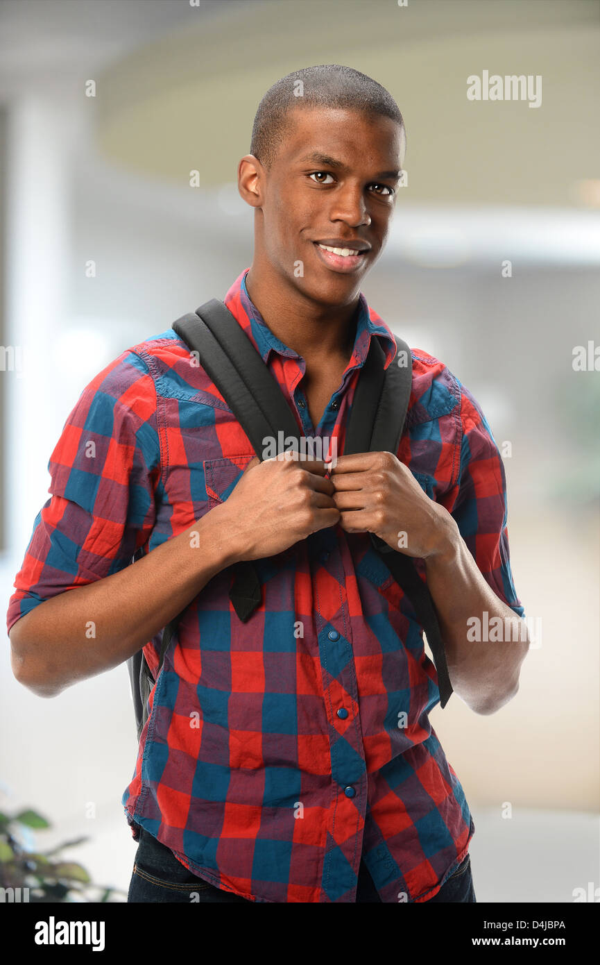 Young African American Student mit Rucksack im Innenbereich Stockfoto