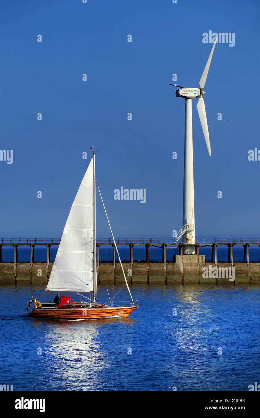 Blau Yacht vorbei Wind Turbine, Blyth Harbour, Northumberland Stockfoto