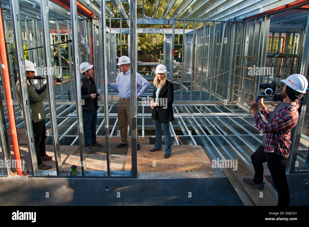 Ed Begley Jr. (bekannter Schauspieler und Umweltschützer) und seiner Frau Rachelle Carson-Begley und Architekt Scott Harris überwachen die Stahlgestaltung für ihre grüne Haus, das sie versuchen, unter LEED Platin Zertifizierung Normen zu bauen. Es ist auch für ihre Webserie "Auf Begley Street", eine Web-Serie, die untersucht, die Gebäude des Nord-Amerikas grünste, nachhaltigsten Zuhause gefilmt. Das werden eines nur 13 Wohnhäuser gebaut in Kalifornien mit Stahl, ein nachhaltiges Material, das 95 % recyclebar ist. Studio City, Kalifornien, USA Stockfoto