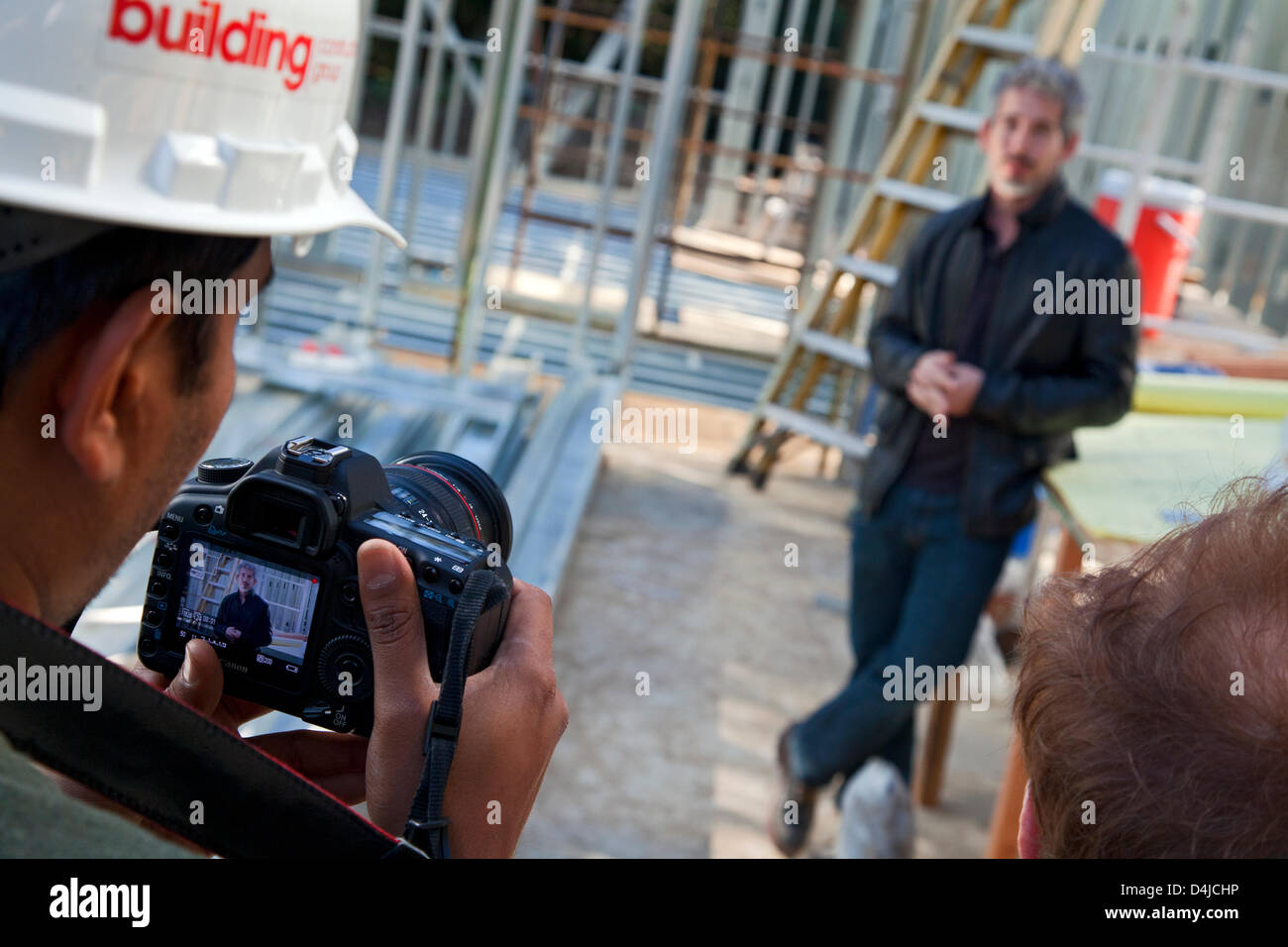 Architekt Scott Harris interviewt für "Auf Begley Street". Die Stahlgestaltung wird für das grüne Haus von Ed Begley Jr. (bekannter Schauspieler und Umweltschützer) und seine Frau Rachelle Carson-Begley abgeschlossen. Bau wird unter LEED Platin Zertifizierung Normen durchgeführt. Es ist auch für ihre Webserie "Auf Begley Street", eine Web-Serie, die untersucht, die Gebäude des Nord-Amerikas grünste, nachhaltigsten Zuhause gefilmt. Das werden eines nur 13 Wohnhäuser gebaut in Kalifornien mit Stahl, ein nachhaltiges Material, das 95 % recyclebar ist. Studio City, Kalifornien, USA Stockfoto