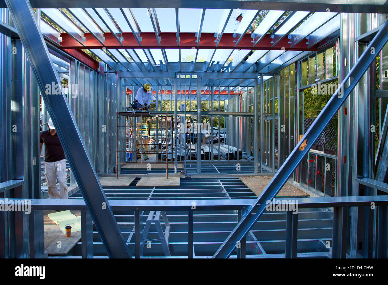 Die Stahlgestaltung wird für das grüne Haus von Ed Begley Jr. (bekannter Schauspieler und Umweltschützer) und seine Frau Rachelle Carson-Begley abgeschlossen. Bau wird unter LEED Platin Zertifizierung Normen durchgeführt. Es ist auch für ihre Webserie "Auf Begley Street", eine Web-Serie, die untersucht, die Gebäude des Nord-Amerikas grünste, nachhaltigsten Zuhause gefilmt. Das werden eines nur 13 Wohnhäuser gebaut in Kalifornien mit Stahl, ein nachhaltiges Material, das 95 % recyclebar ist. Studio City, Kalifornien, USA Stockfoto