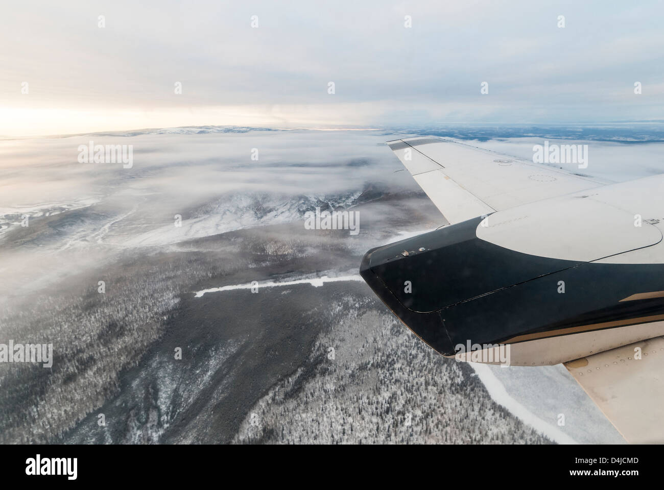 Blick aus der Luft, PA-31-350 Navajo Flugzeug in der Luft auf dem Weg nach Coldfoot, Alaska. Stockfoto