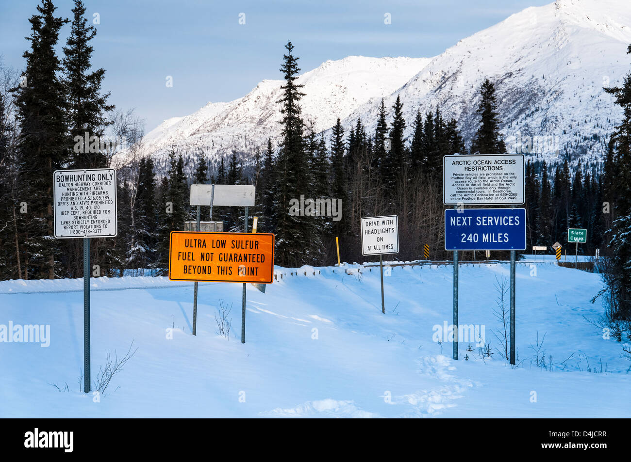 Nächste Dienstleistungen 240 Meilen unterzeichnen, Dalton Highway, North Slope Haul Road, Coldfoot, Alaska. Stockfoto