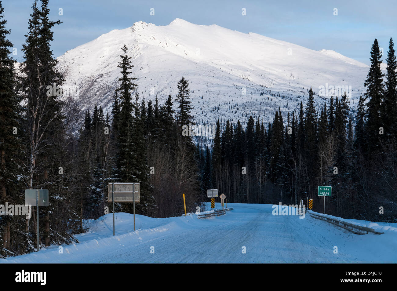 Blick nach Süden auf dem Dalton Highway, North Slope Haul Straße, Coldfoot, Alaska. Stockfoto