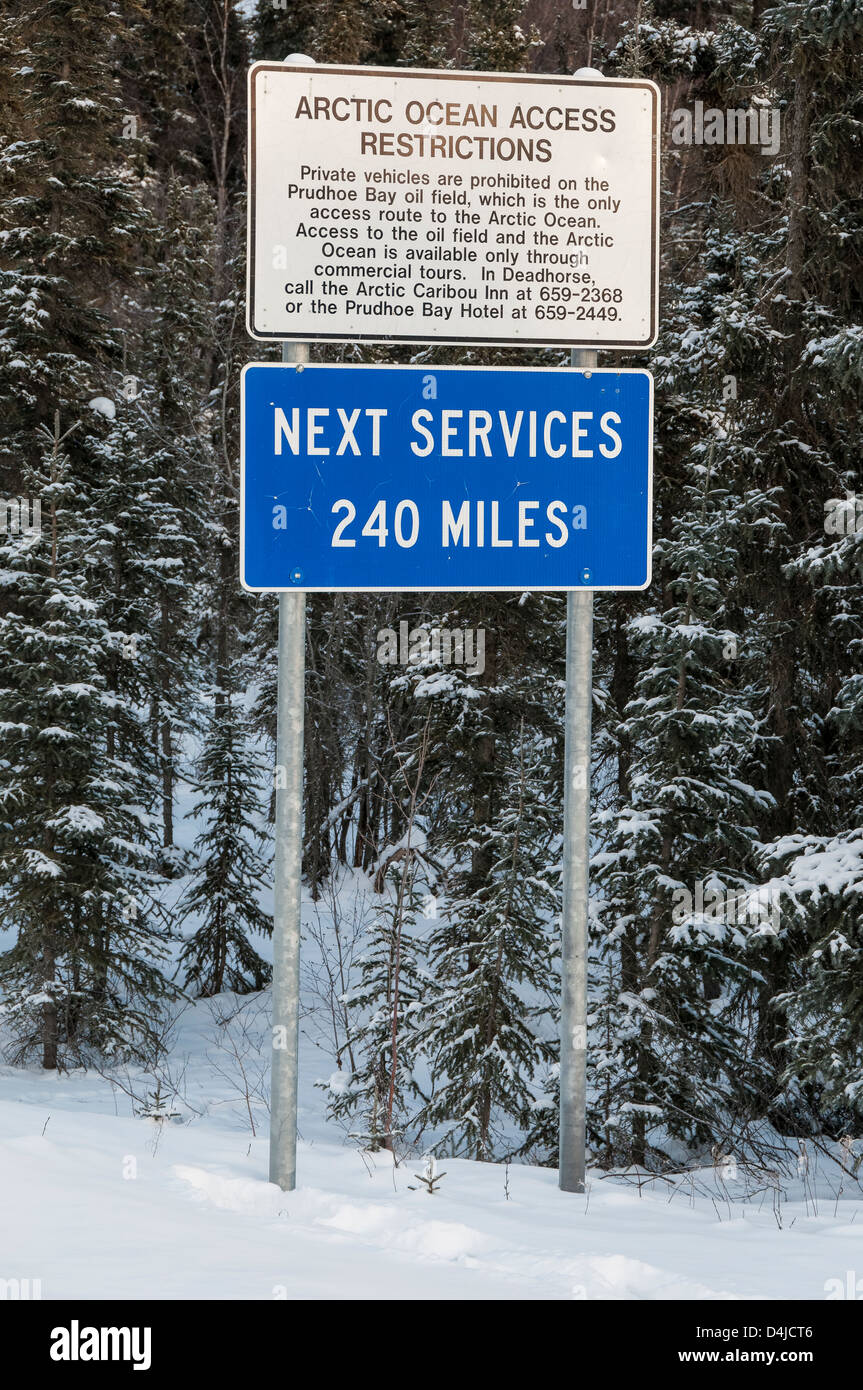 Nächste Dienstleistungen 240 Meilen unterzeichnen, Dalton Highway, North Slope Haul Road, Coldfoot, Alaska. Stockfoto