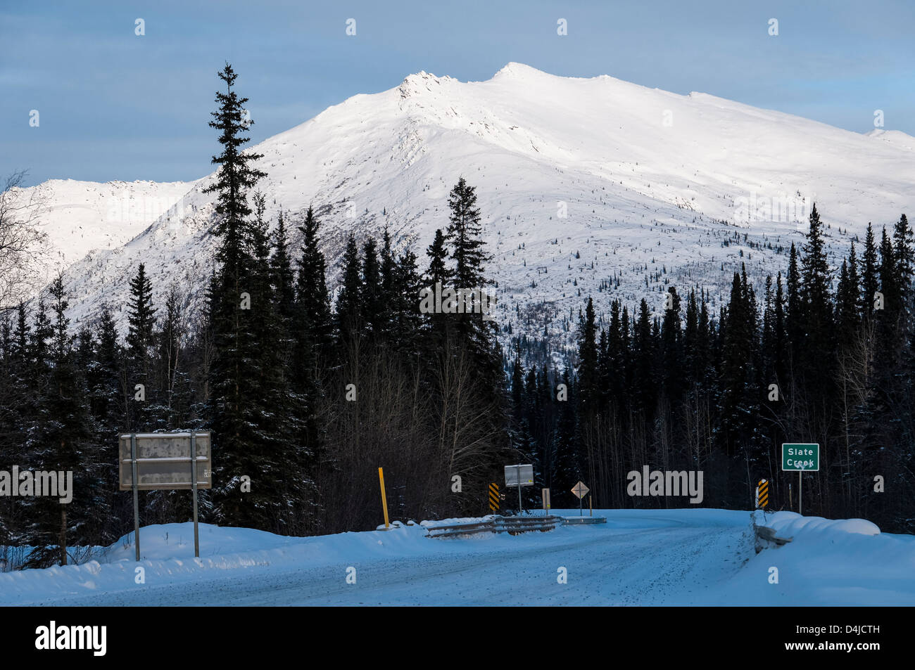 Blick nach Süden auf dem Dalton Highway, North Slope Haul Straße, Coldfoot, Alaska. Stockfoto