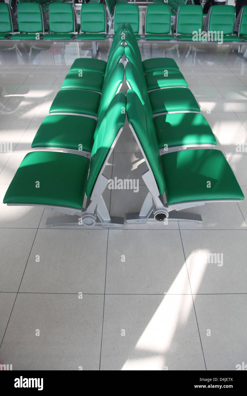 Es ist ein Foto von den Abflug-Gate am Hong Kong International Airport in China. Es gibt niemanden und es ist leer. Grünen Sitze Stockfoto