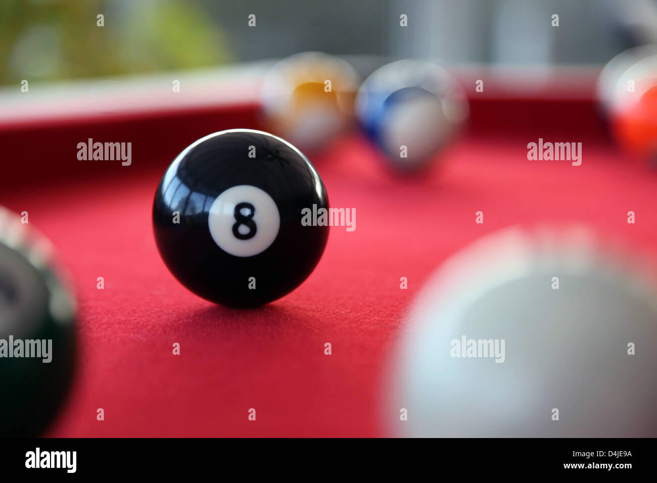 Es ist ein Foto von einem Snooker oder Billard mit rotem Teppich. Wir sehen die Kugeln 9, 11, 8 und weißen. Es ist ein indoor-Spiel Stockfoto