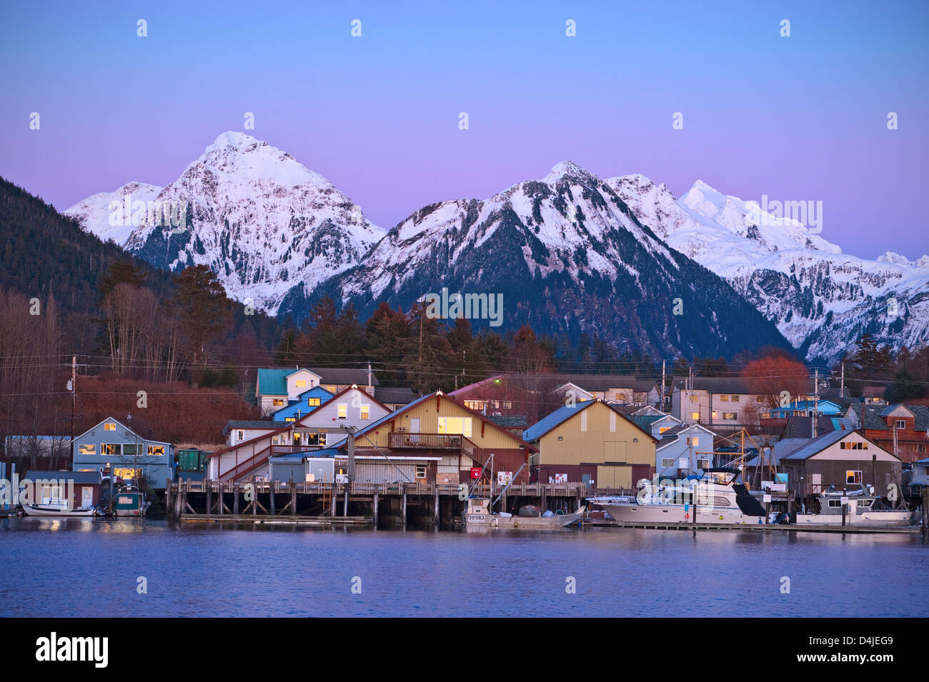 Majestätischer schneebedeckter Berg hinter dem Hafen der Alaska Native Brotherhood in der Innenstadt von Sitka, Alaska, USA. Stockfoto