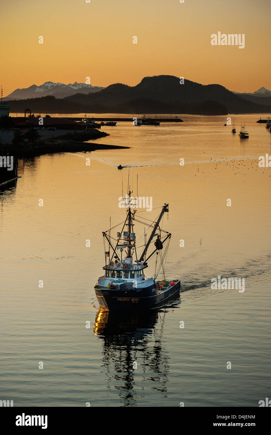 Kommerzielles Fischereischiff, das durch den Hafenkanal in Sitka, Alaska, USA segelt. Stockfoto