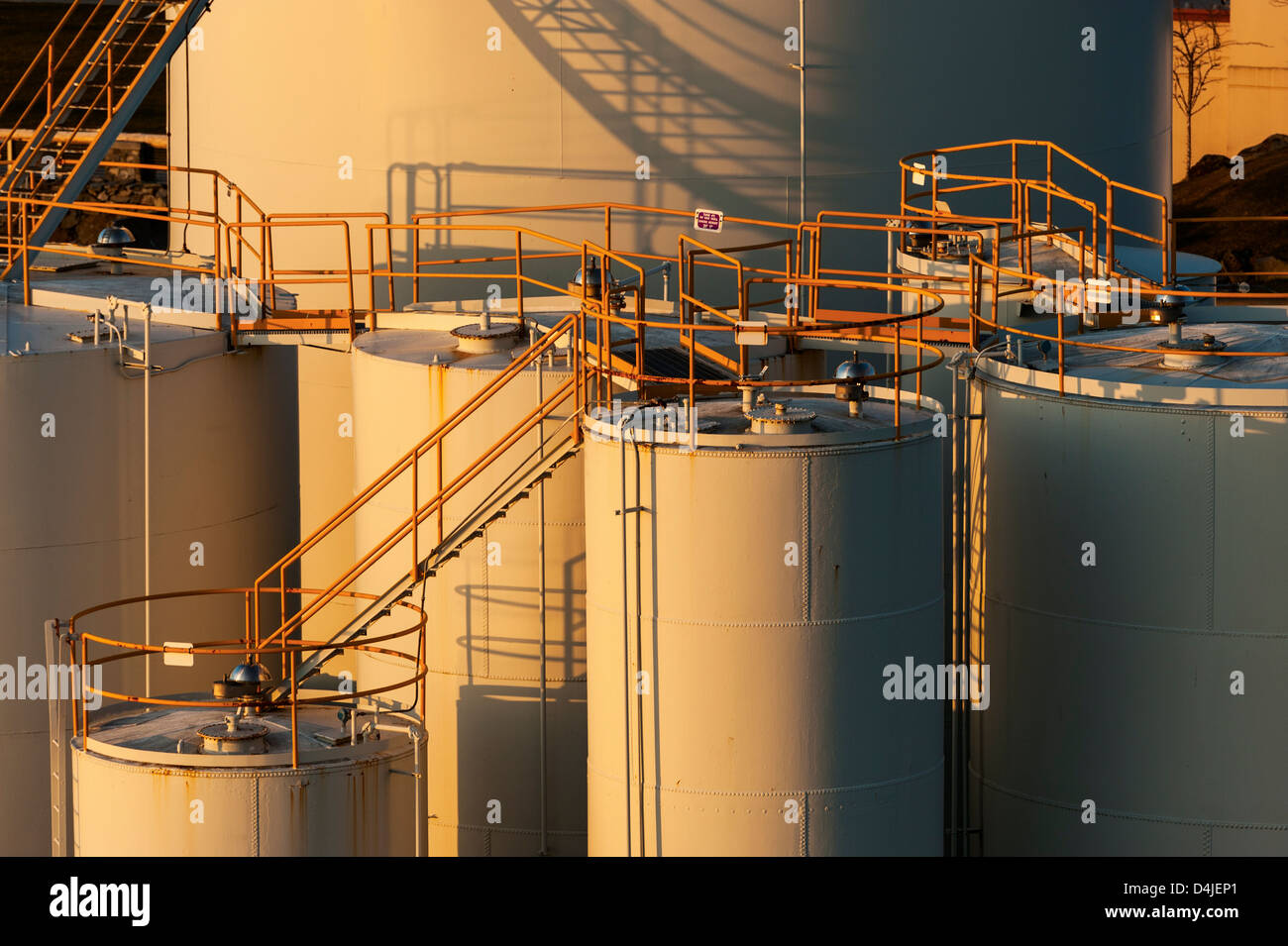 Kraftstofftanks bei Petro Marine in Sitka, Alaska, USA Stockfoto