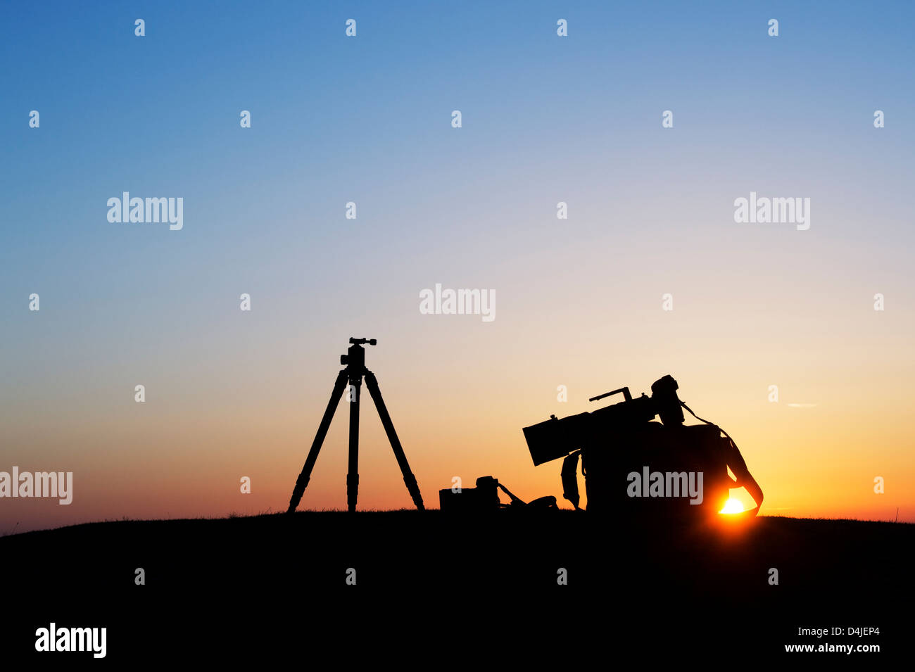 Kamera-Ausrüstung bei Sonnenaufgang. Silhouette Stockfoto