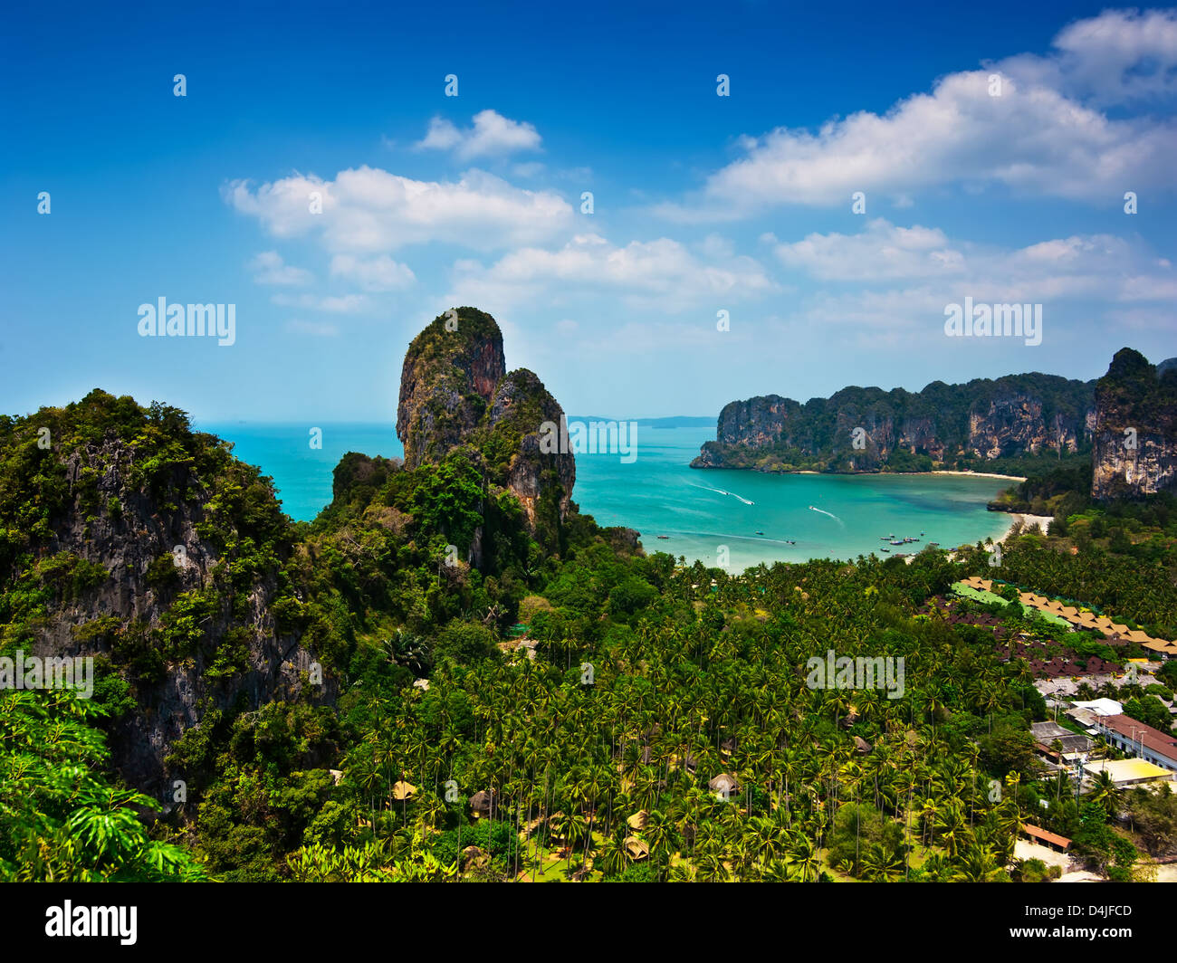 Tropischer Strand Landschaft Panorama. Railay Weststrand mit Felsen und blauem Meer. Railay, Krabi, Thailand Stockfoto