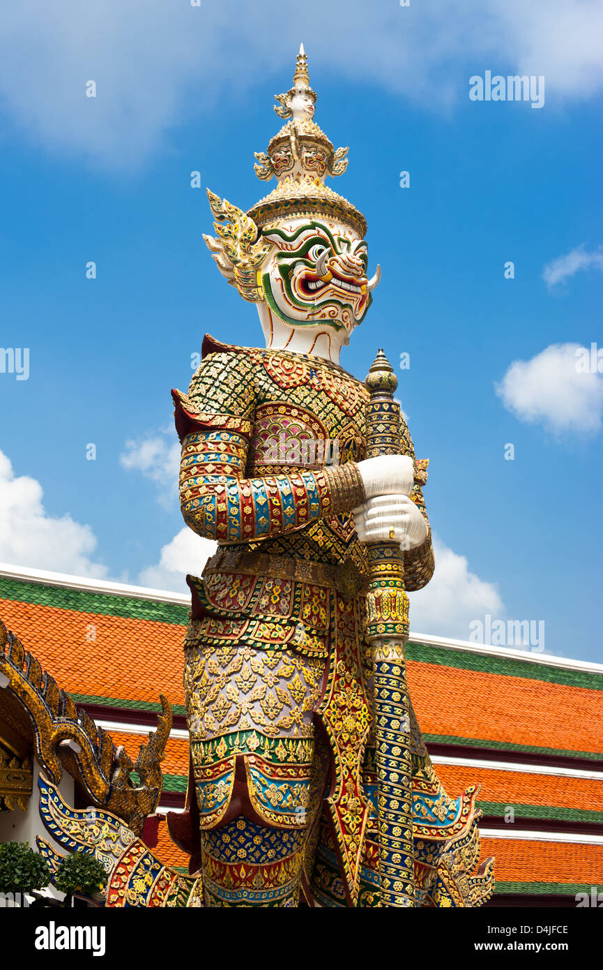 Thai-Stil Statue Wache im Grand Royal Palace. Wat Phrasrirattana Sasadaram und Wat Phra Kaew, Stadt Bangkok, Thailand Stockfoto