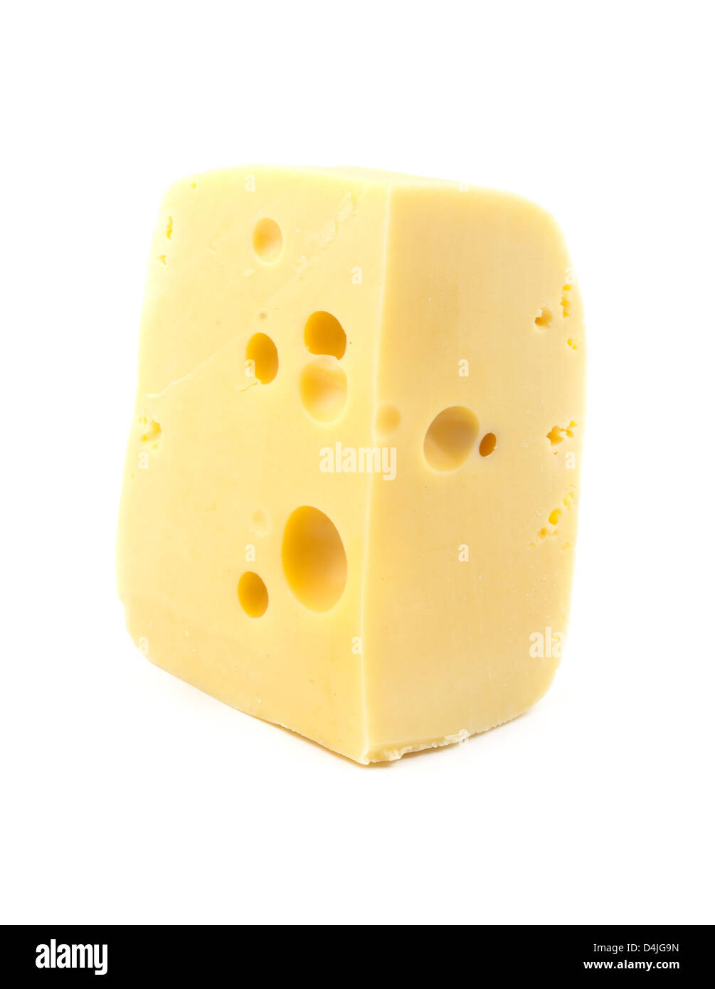 Stück Käse wird auf einem weißen Hintergrund isoliert Stockfoto