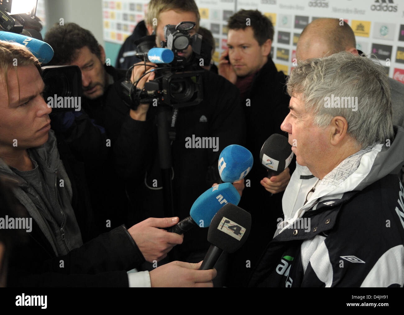 Cheftrainer der norwegischen Nationalmannschaft Egil Olsen (R) beantwortet Fragen von Journalisten in Düsseldorf, 10. Februar 2009. Die norwegische Nationalmannschaft bereitet für ein Freundschaftsspiel gegen Deutschland in der LTU-Arena in Düsseldorf am 11. Februar. Foto: FRANZ-PETER TSCHAUNER Stockfoto Cheftrainer der norwegischen Nationalmannschaft Egil Olsen (R) beantwortet Fragen von Journalisten in Düsseldorf, 10. Februar 2009. Die norwegische Nationalmannschaft bereitet für ein Freundschaftsspiel gegen Deutschland in der LTU-Arena in Düsseldorf am 11. Februar. Foto: FRANZ-PETER TSCHAUNER Stockfoto