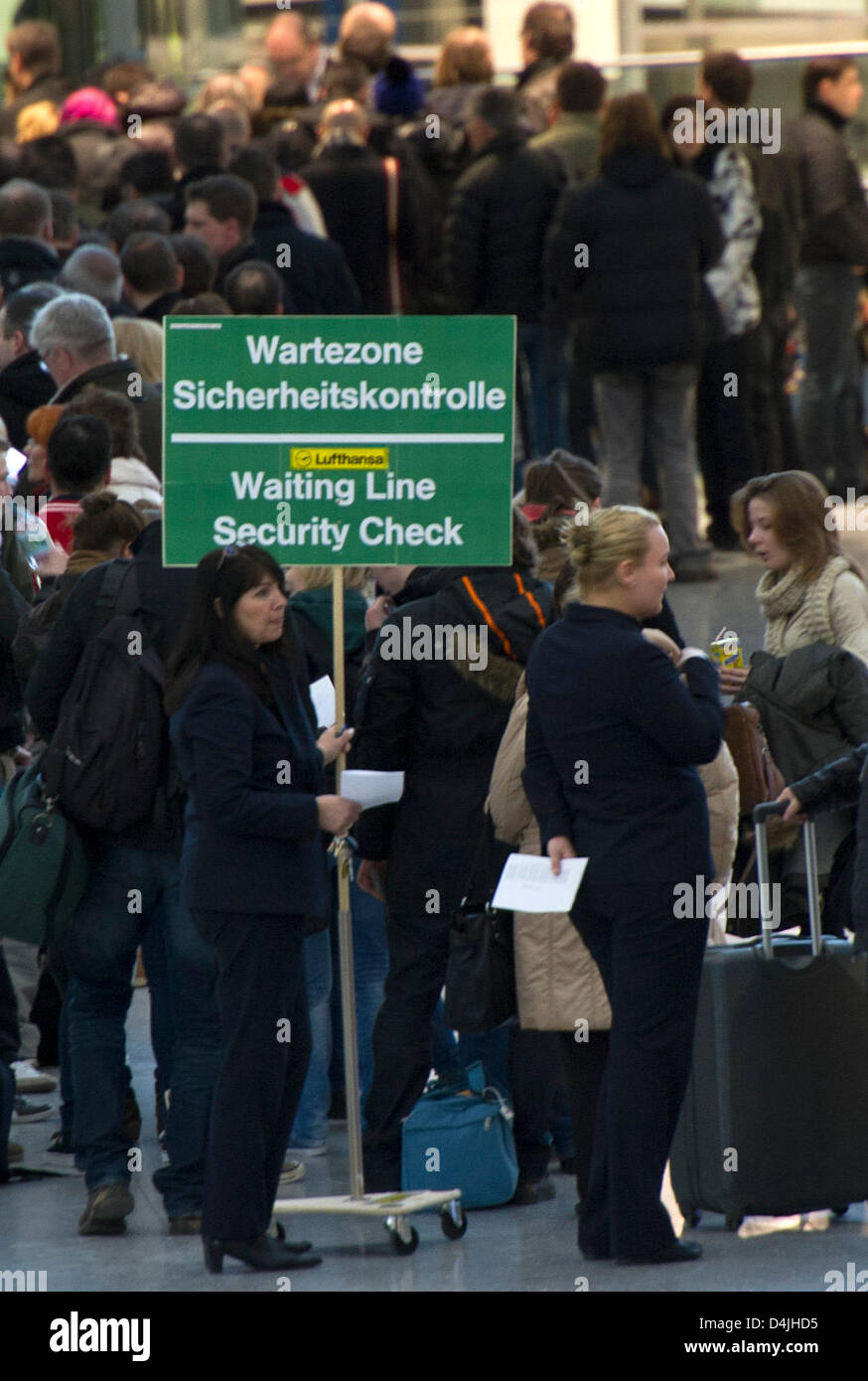 Passagiere Die Warteschlange Vor Der Sicherheitskontrolle Am Flughafen In Dusseldorf Deutschland 15 Marz 13 Passagiere An Den Flughafen In Dusseldorf Und Koln Bonn Mussen Lange Wartezeiten Und Flugausfalle Aufgrund Eines Neuen Streiks Des