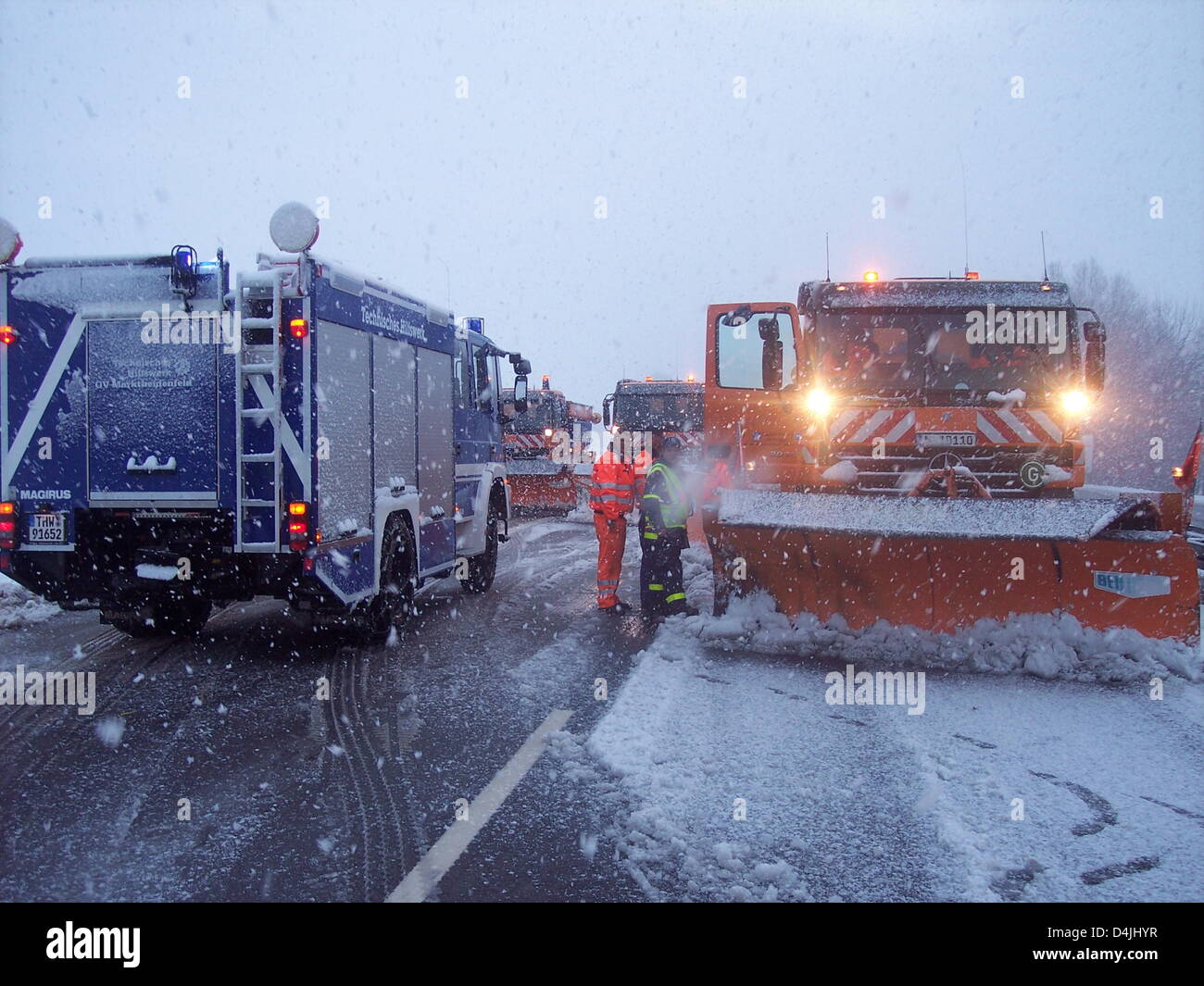 Das Handout Foto zur Verfügung gestellt vom THW OV-Marktheidenfeld am 11. Februar 2009 zeigt die Schneepflüge in Aktion auf der Autobahn A3 zwischen Würzburg und Aschaffenburg, Deutschland. Starker Schneefall am Vorabend verursachte massive Staus. Verbringen Sie die Nacht in ihren Autos durch gesperrte Straßen mussten. Foto: THW OV-Marktheidenfeld Stockfoto