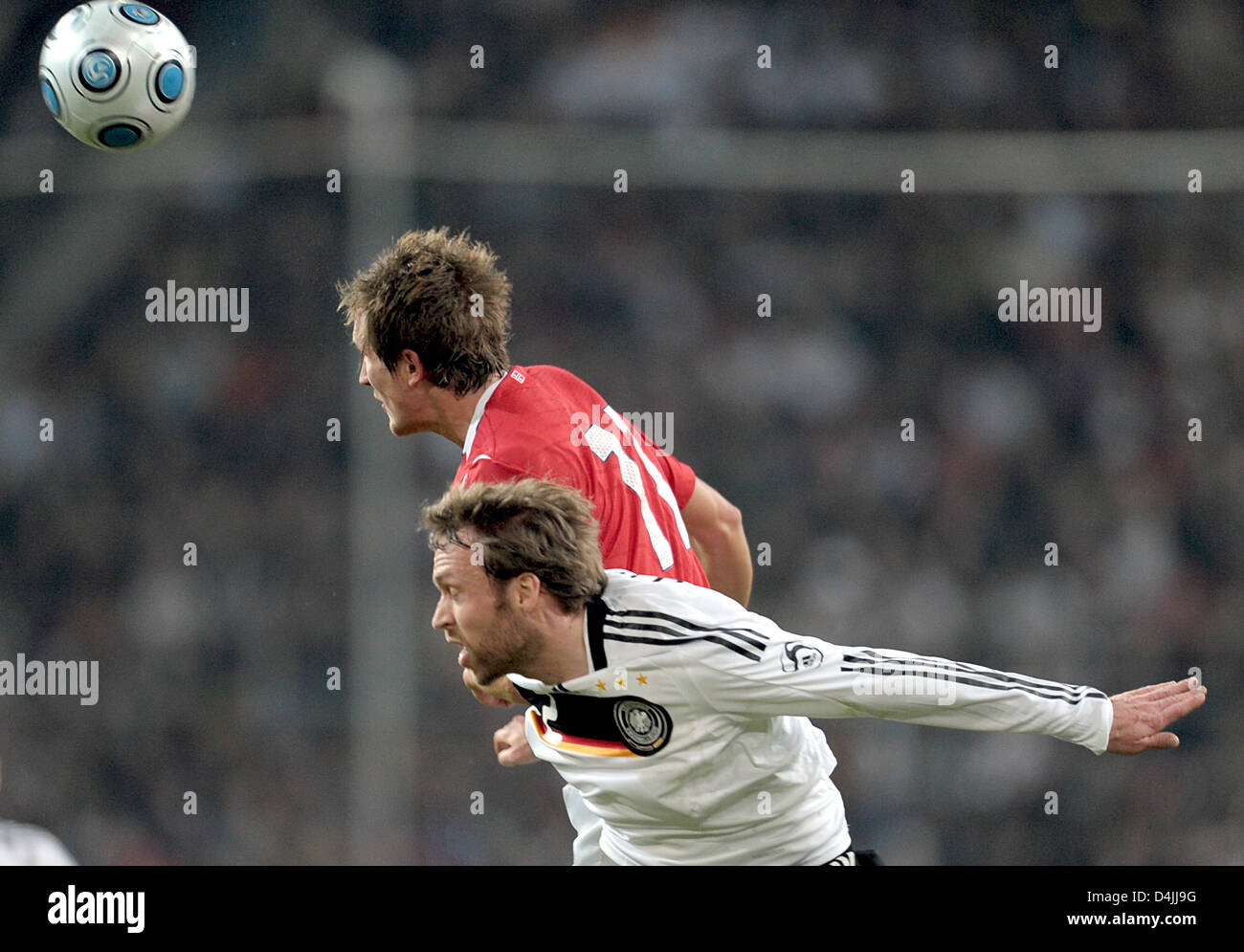 Deutsch Andreas Hinkel (vorne) wetteifert um den Ball mit Morten Gamst Pedersen aus Norwegen bei LTU Arena in Düsseldorf, 11. Februar 2009. Norwegen gewann das Testspiel 1: 0. Foto: Federico Gambarini Stockfoto