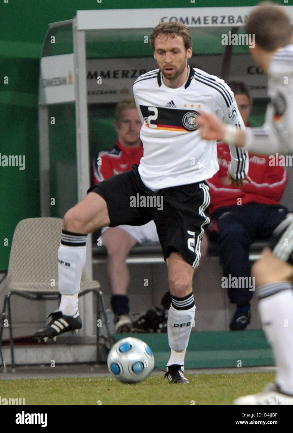Deutsche Righ-Back Andreas Hinkel steuert den Ball während das Länderspiel gegen Norwegen an LTU Arena in Düsseldorf, 11. Februar 2009. Norwegen gewann das Testspiel 1: 0. Foto: Franz-Peter Tschauner Stockfoto