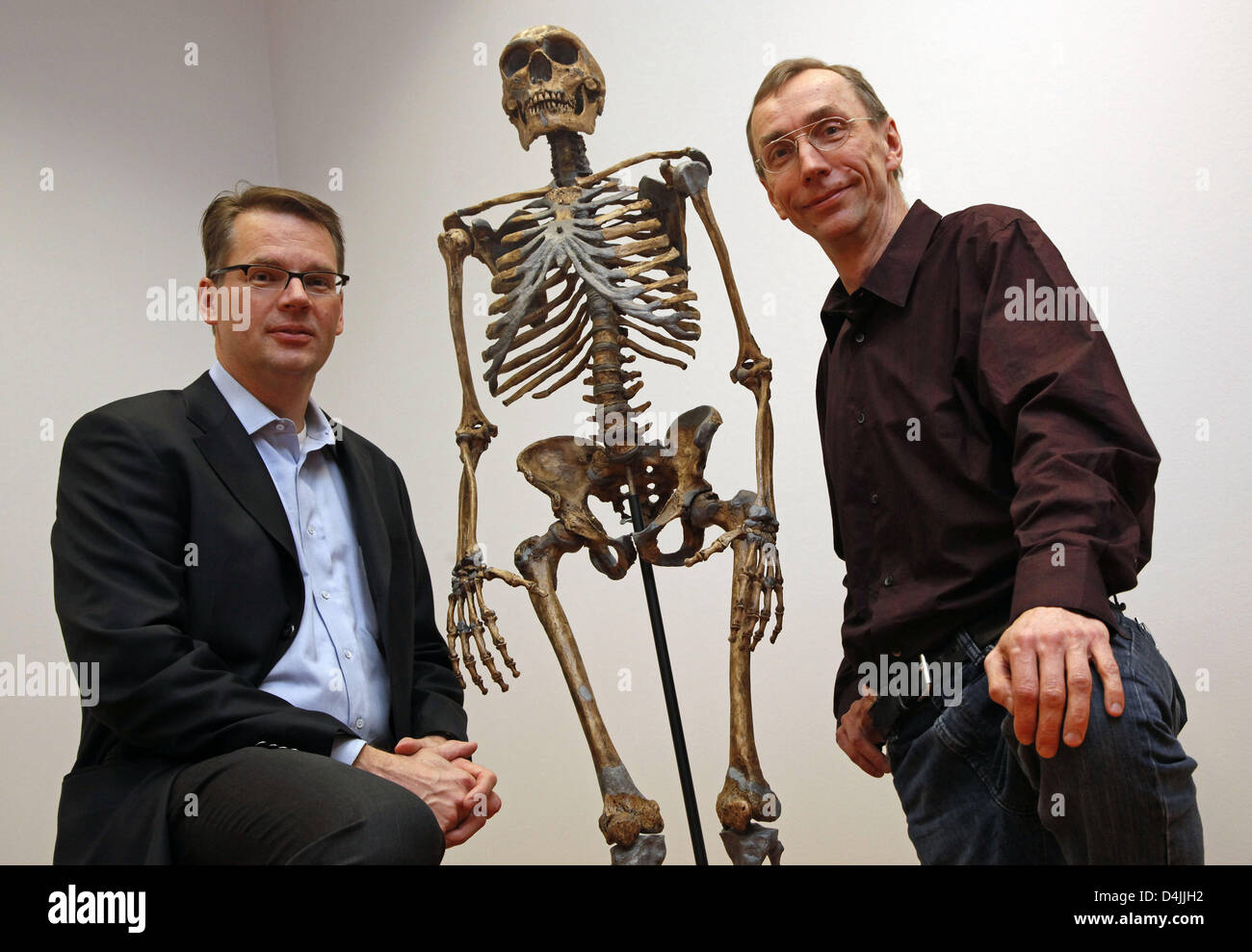 Svante Paeaebo (R) und Michael Egholm, stellen Forscher für evolutionäre Anthropologie an der Max-Planck-Institut Leipzig mit einem Neandertaler-Skelett in Leipzig, Deutschland, 12. Februar 2009. Die Forscher haben das Erbgut der Neandertaler entschlüsselt. Mehr als 60 % des Neandertalers können jetzt identifiziert werden. Die gleiche Gruppe von Forschern hat bereits Teile des Genotyps veröffentlicht Stockfoto