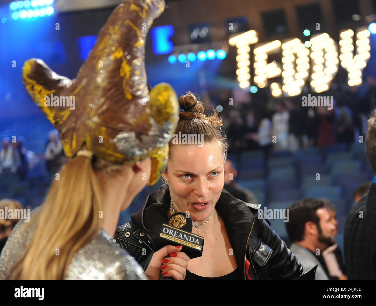 Dänische Schauspielerin und Regisseurin Rie Rasmussen wird von einem Journalisten mit einer extravaganten Frisur bei der Verleihung des Filmpreises Homosexuell interviewt? Teddy Award? im Rahmen der 59. Internationalen Filmfestspiele Berlin am Haus der Welt Kulturen (HKW) in Berlin, Deutschland, 13. Februar 2009. Foto: Jens Kalaene Stockfoto