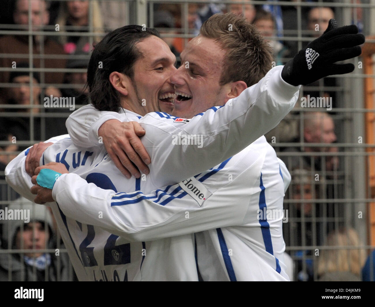 Schalke? s Kevin Kuranyi (L) und Ivan Rakitic feiern Kuranyi? s 0-1 Führung Tor in der Bundesliga Spiel VfL Bochum gegen FC Schalke 04 am Rewirpowerstadion in Bochum, Deutschland, 14. Februar 2009. Bochum gewann 2:1. Foto: Federico Gambarini Stockfoto