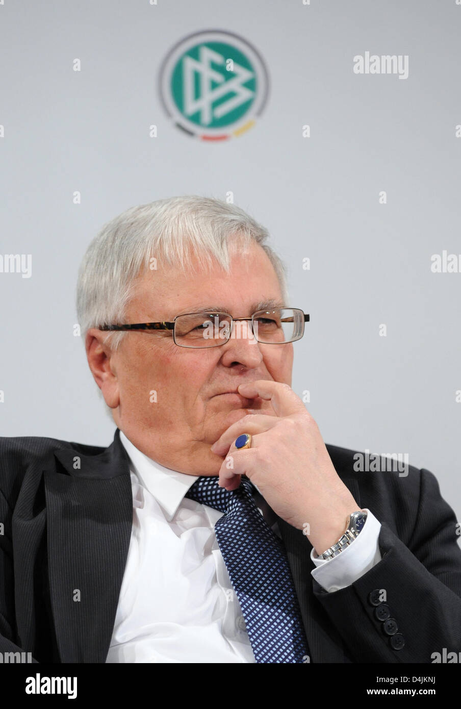 Theo Zwanziger, Präsident des deutschen Fußball Bundes (DFB), während einer Podiumsdiskussion in Hannover, 15. Februar 2009 unter dem DFB-Logo zu sehen. Foto: Peter Steffen Stockfoto