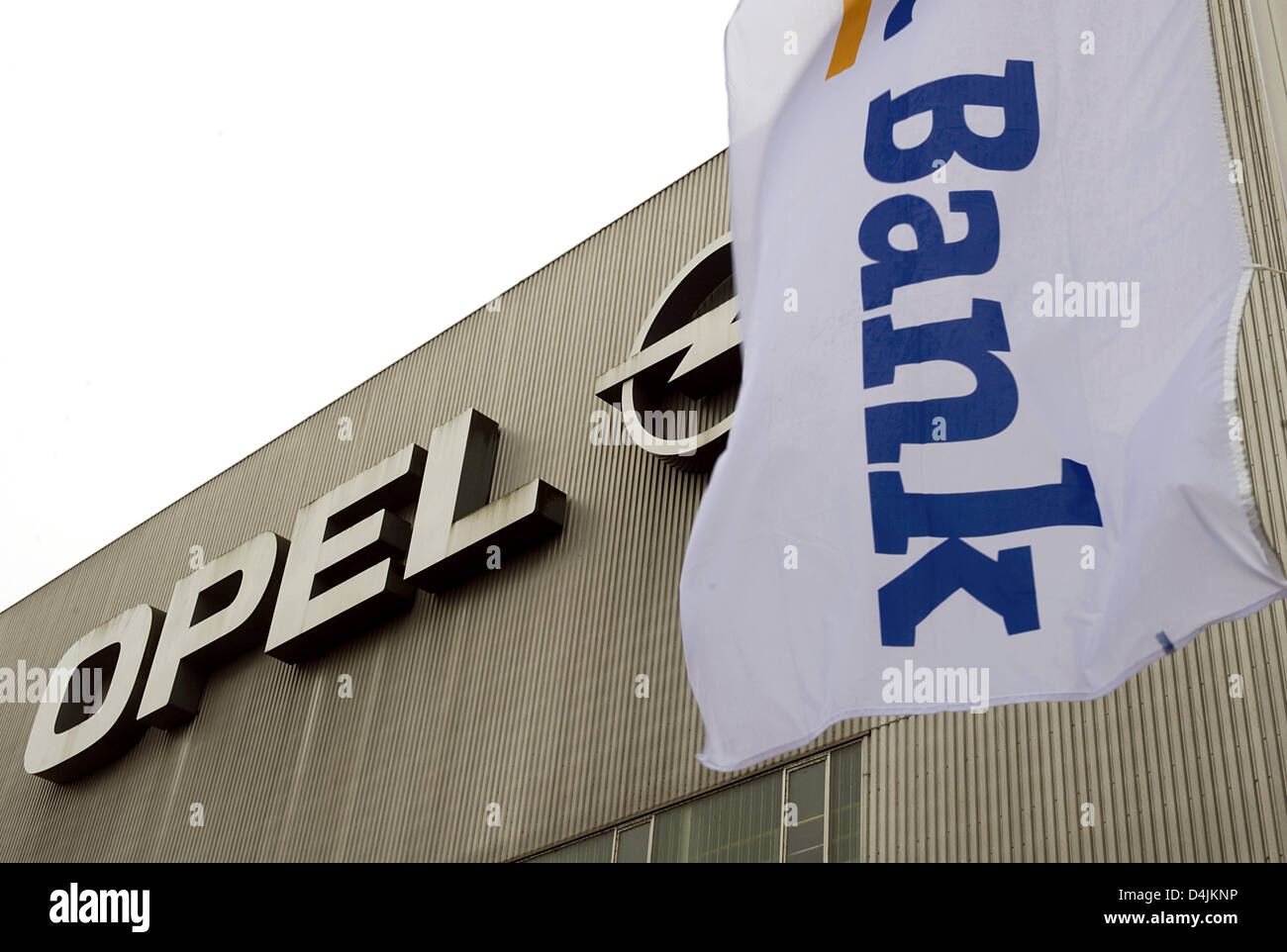 Das Banner der Opel Bank GMAC gesehen vor dem Opel-Werk in Bochum,  Deutschland, 16. Februar 2009. Die Zukunft der Autohersteller Opel und Ford  steht im Mittelpunkt eines Besuchs von Nordrhein-Westfalen? s  Ministerpräsident