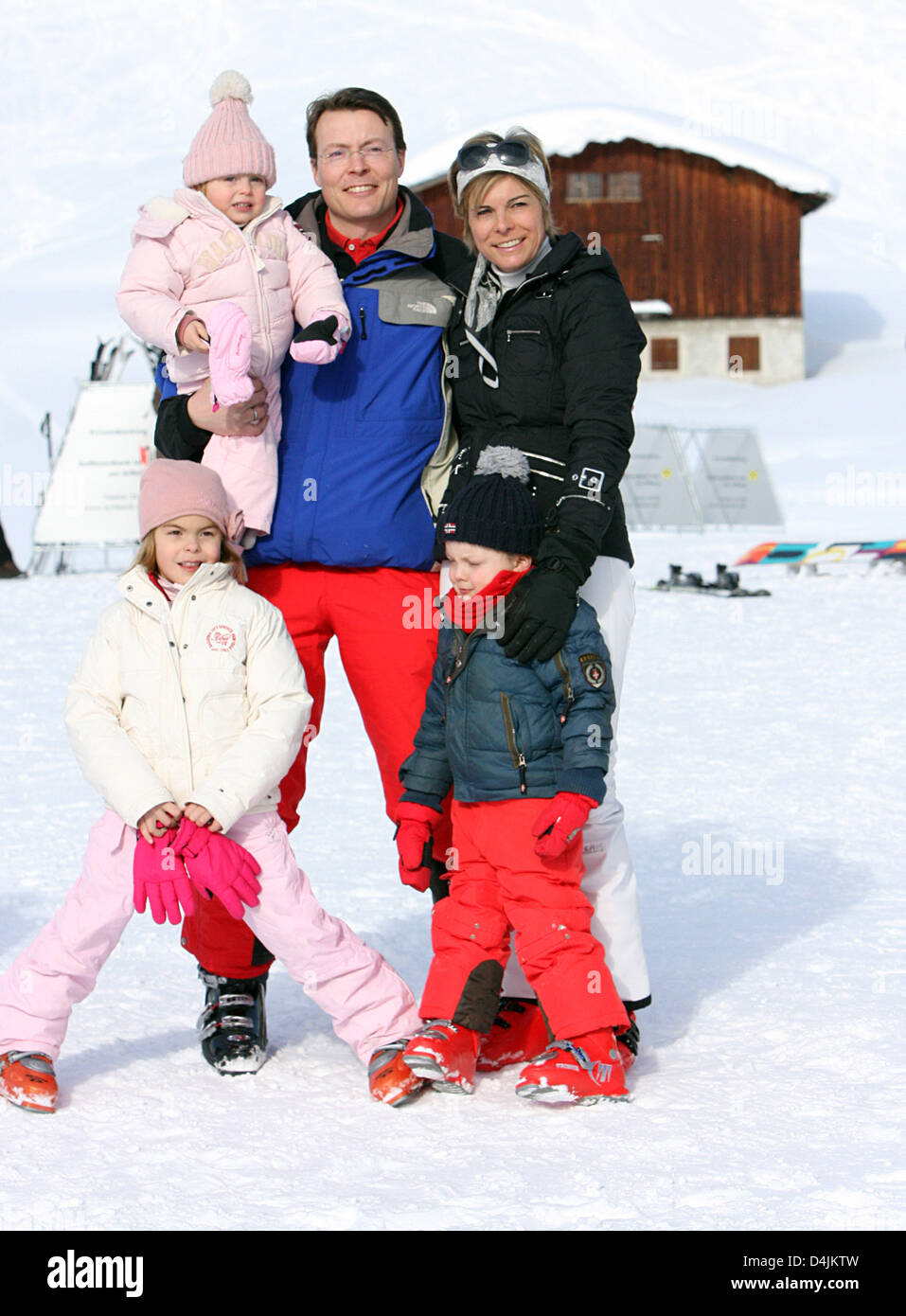 Niederländischen Prinzen Constantijn und Prinzessin Laurentien posieren mit ihren Kindern Leonore (oben), Eloise und Claus-Casimir für die Medien in ihren Wintersport-Urlaub in Lech, Österreich, 16. Februar 2009. Foto: Albert Nieboer Niederlande Stockfoto