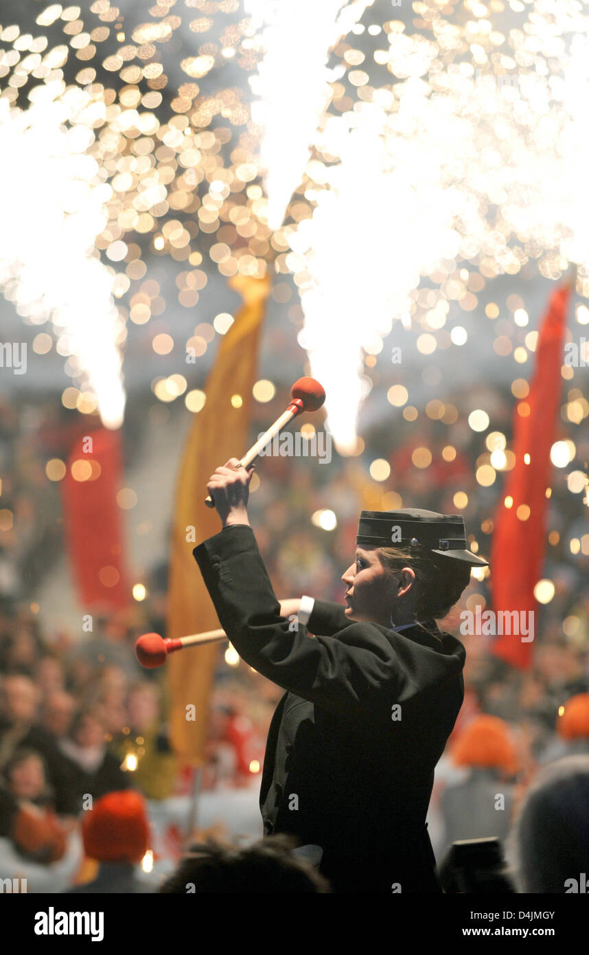 Ein Schlagzeuger spielt während der feierlichen Eröffnung der FIS Nordischen Skiweltmeisterschaften 2009 in Liberec, Tschechische Republik, 18. Februar 2009. Die Meisterschaft wird vom 18 Februar Utnil 01. März stattfinden. Foto: GERO BRELOER Stockfoto