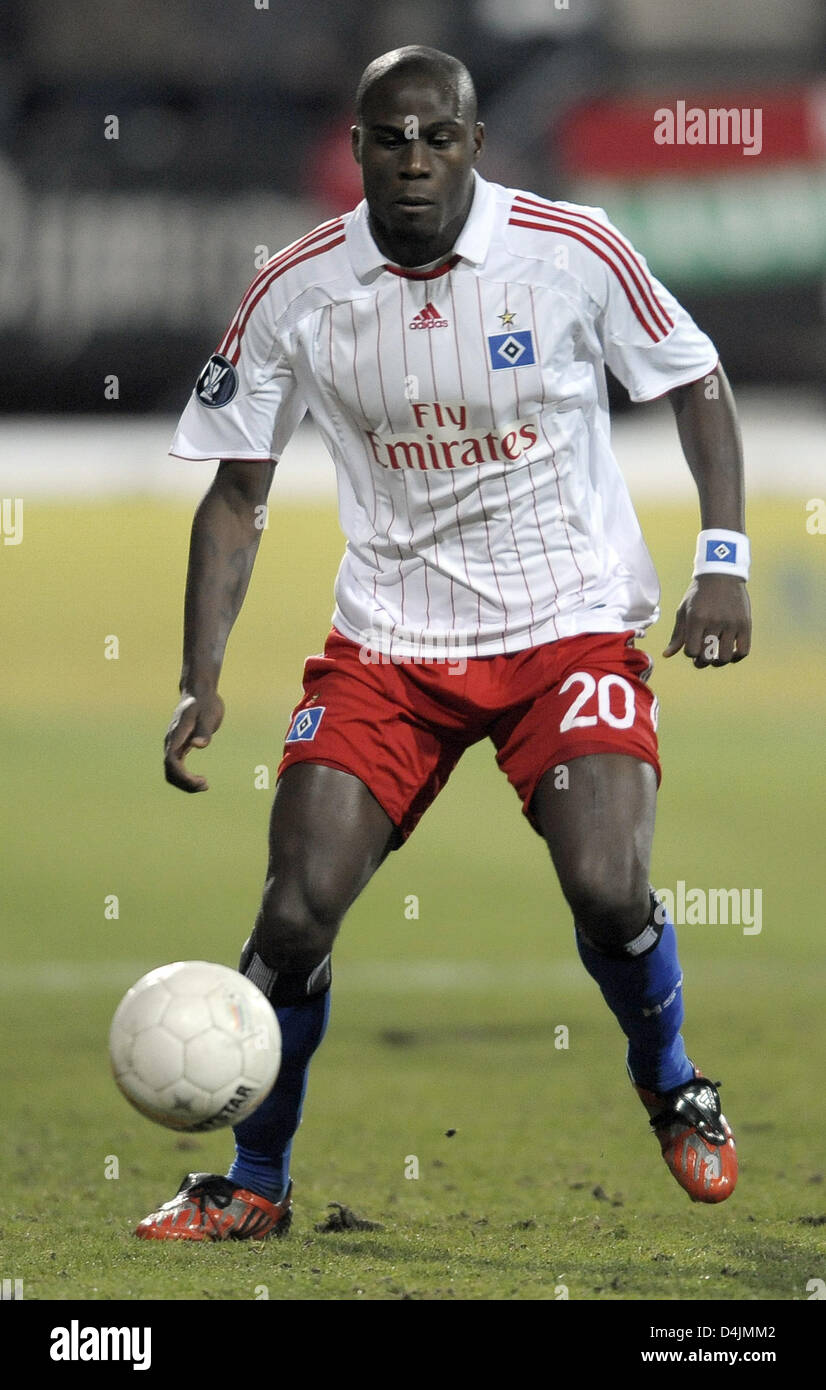 Hamburg? s Guy Demel gezeigt in Aktion während des UEFA-Cup-Runde der letzten 32 entsprechen NEC Nijmegen ns-Hamburger SV im Stadion De Goffert in Nijmegen, Niederlande, 18. Februar 2009. Hamburg besiegt Nijmegen 3-0. Foto: Achim Scheidemann Stockfoto