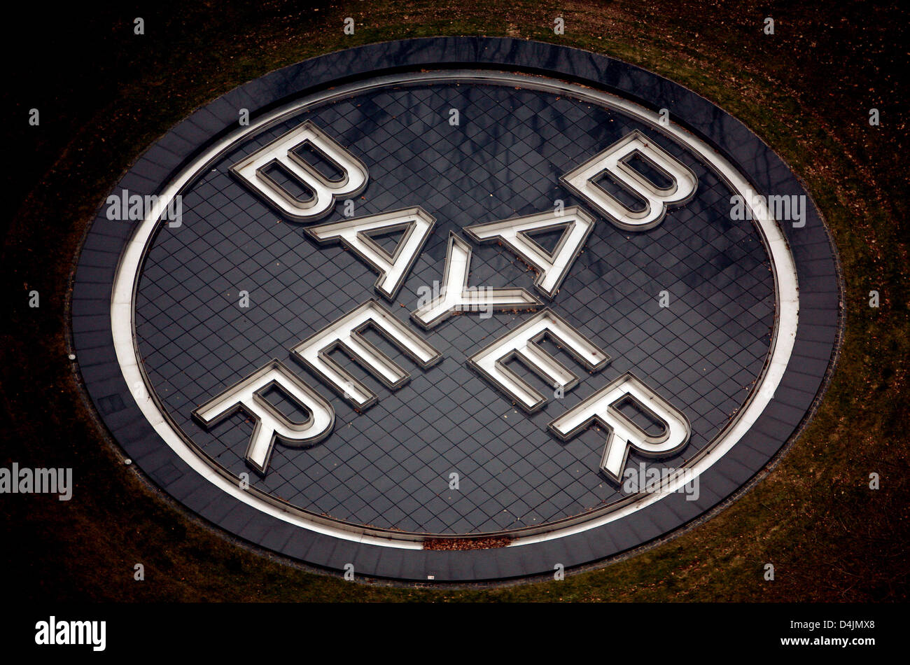 Das Bild zeigt das Bayer-Kreuz auf die Gesellschaft? s Räumlichkeiten am Chemiepark in Leverkusen, Deutschland, 3. Februar 2009. Foto: Oliver Berg Stockfoto