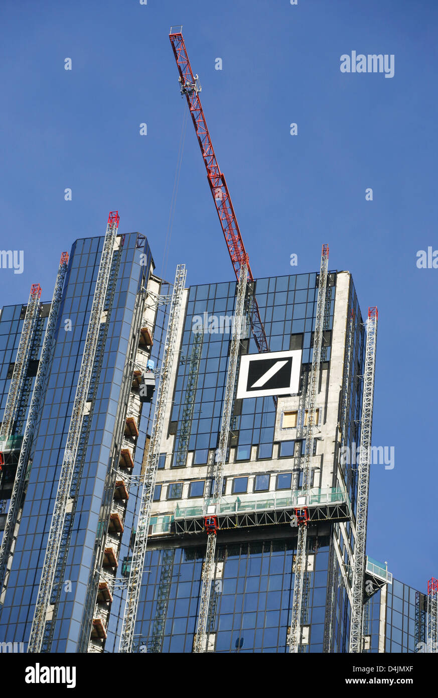 Das Bild zeigt die Bauarbeiten in der Zentrale der Deutschen Bank in Frankfurt Main, Deutschland, 24. Januar 2009. Das Projekt? Greetowers? Hier realisiert werden soll. Nach dem Umbau das Hochhaus werden alternative Energien verwendet werden. Sonnenenergie zur Warmwasseraufbereitung, Heizkosten sollen abgebaut werden. Foto: Wolfram Steinberg Stockfoto