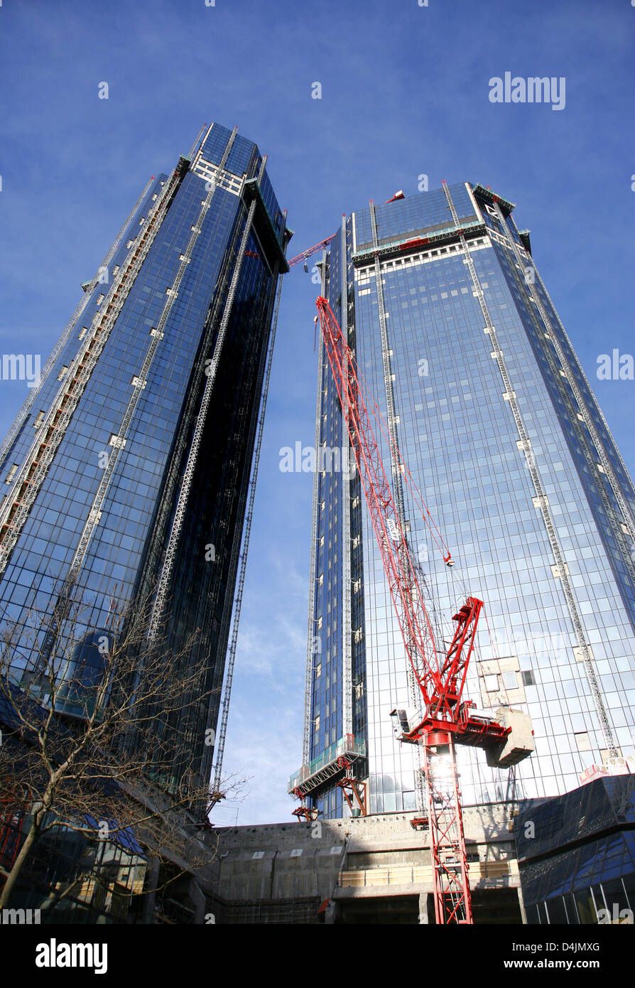 Das Bild zeigt die Bauarbeiten in der Zentrale der Deutschen Bank in Frankfurt Main, Deutschland, 24. Januar 2009. Das Projekt? Greetowers? Hier realisiert werden soll. Nach dem Umbau das Hochhaus werden alternative Energien verwendet werden. Sonnenenergie zur Warmwasseraufbereitung, Heizkosten sollen abgebaut werden. Foto: Wolfram Steinberg Stockfoto