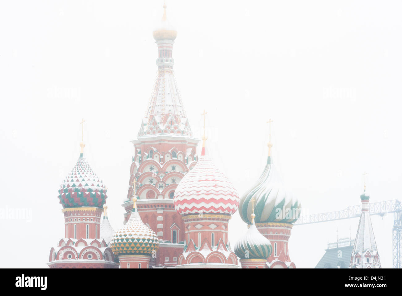 Moskau, Russland. 15. März 2013. Moskau-Hosenträger für größte März Schneefall in 50 Jahren. Schnee auf dem Roten Platz, 15. März 2013. Bildnachweis: Alexander Stzhalkouski / Alamy Live News Stockfoto