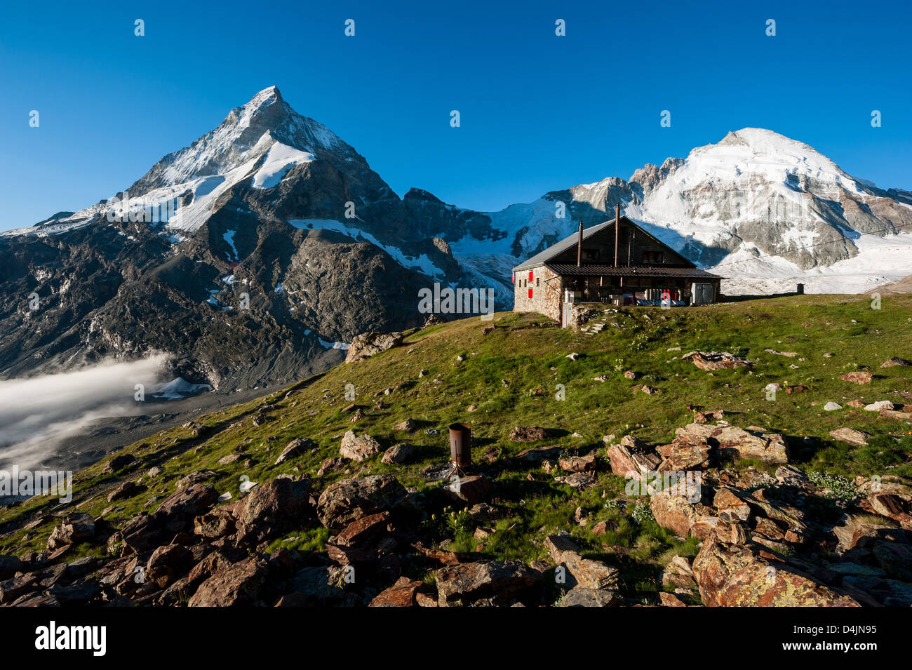 Panorama mit Schoebiel SAC Berghütte mit Matterhorn und Dent Hérens Berggipfel, Zermatt, Wallis, Schweiz. Stockfoto