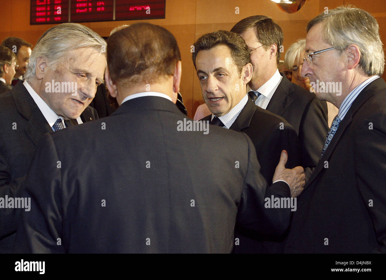 Der Präsident der Europäischen zentrale Bnk, Jean-Claude Trichet (L-R), italienische Ministerpräsident Silvio Berlusconi, der französische Präsident Nicolas Sarkozy und Luxemburg? s Premierminister Jean-Claude Juncker Chat an die Staatskanzlei in Berlin, Deutschland, 22. Februar 2009. Die EU-Politiker besuchte eine Sondersitzung zu versuchen und finden eine gemeinsame Position zur Wirtschaftskrise im Zuge der upc Stockfoto