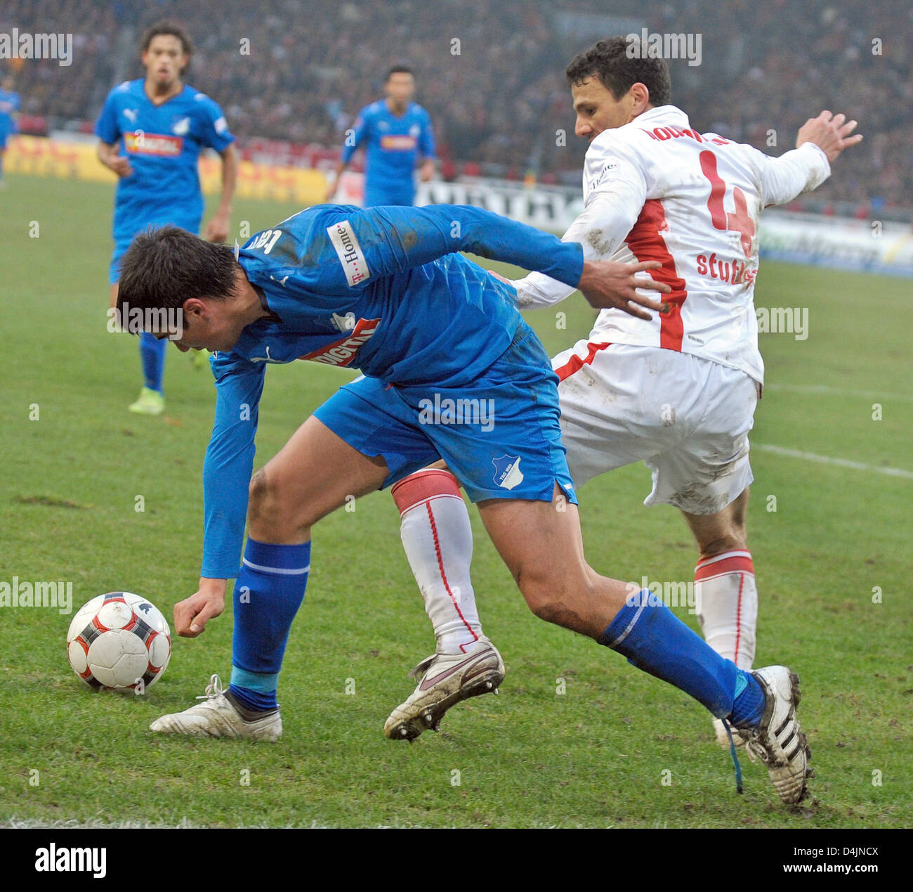 Hoffenheim? s Marco Terrazzino (L) und Stuttgart? s Khalid Boulahrouz wetteifern um den Ball in der Bundesliga Spiel VfB Stuttgart Vs TSG 1899 Hoffenheim in der Mercedes-Benz Arena in Stuttgart, Deutschland, 21. Februar 2009. Das Spiel endete 3: 3. Foto: Ronald Wittek Stockfoto