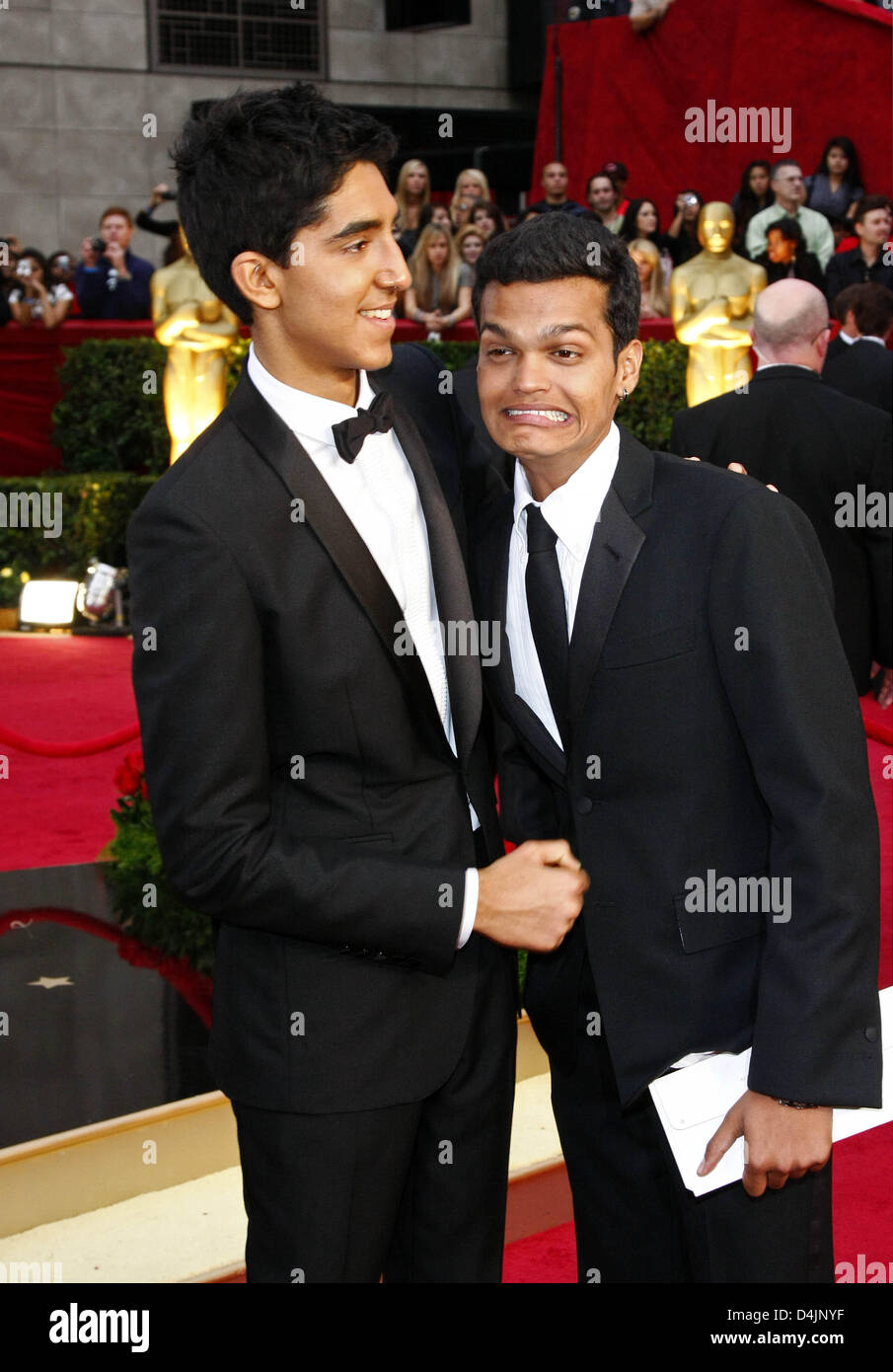 Britische Schauspieler Dev Patel (L) und Madhur Mittal Ankunft auf dem roten Teppich für den 81. Academy Awards im Kodak Theatre in Hollywood, Kalifornien, USA, 22. Februar 2009. Ihren Film? Slumdog Millionär? gewann den Oscar als bester Film. Zu Ehren der Academy Awards, im Volksmund bekannt als die Oscars, Exzellenz im Kino. Foto: Hubert Boesl Stockfoto