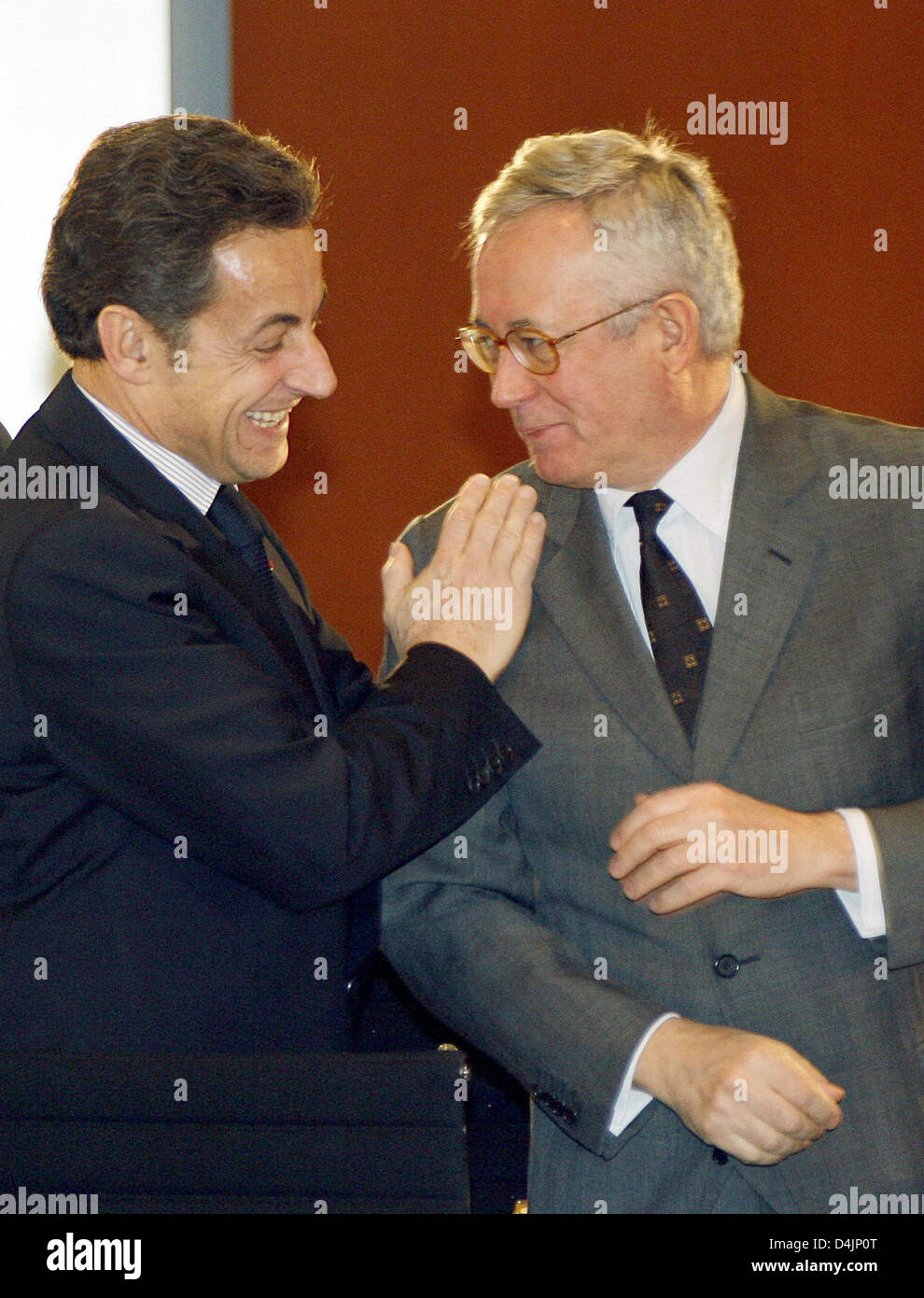 Französischer Präsident Nicolas Sarkozy (L) und der italienische Finanzminister Giulio Tremonti Chat zu Beginn einer Konferenz der führenden Wirtschaftsmächte der EU in der Kanzlei in Berlin, Deutschland, 22. Februar 2009. Die EU-Politiker besuchte eine Sondersitzung zu versuchen und finden eine gemeinsame Position zur Wirtschaftskrise und über die Methoden zur Kontrolle der Finanzmärkte im Zuge der upc Stockfoto