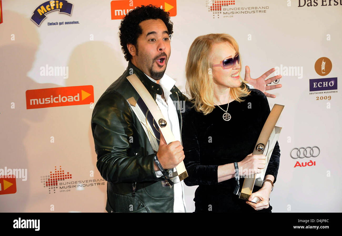 Die Band? Ich & Ich?, Annette Humpe (R) und Adel Tawil kommen für die? Echo Musikpreis 2009? bei? O2-World? in Berlin, Deutschland, 21. Februar 2009. Echos wurden in 27 Kategorien vergeben. Foto: Klaus-Dietmar Gabbert Stockfoto