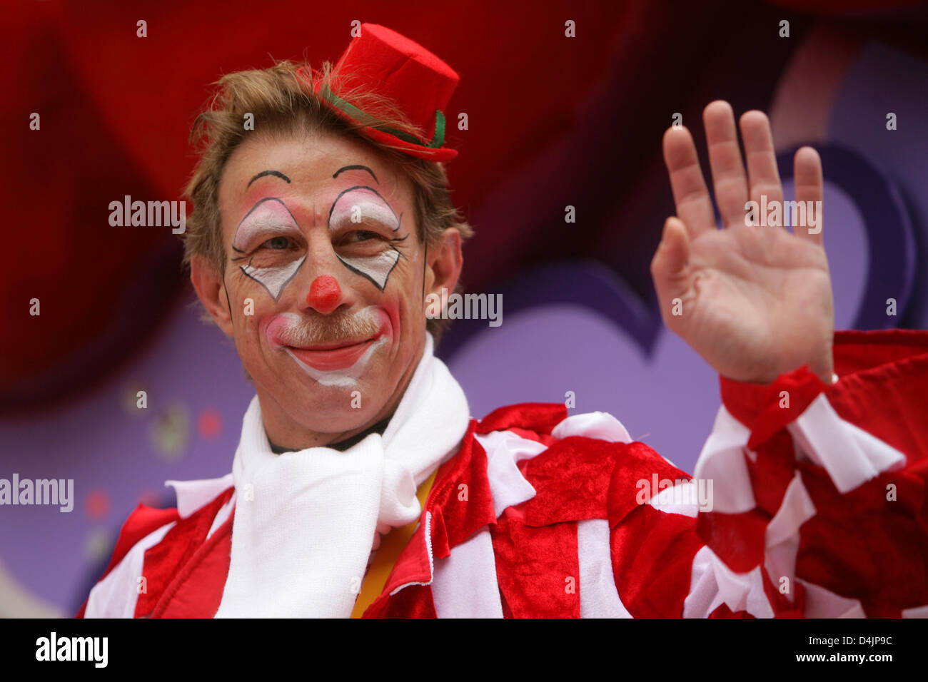 Christoph Daum, Cheftrainer des deutschen Fußball-Bundesliga Club FC Köln Gesten während der Rosenmontag Parade in Köln, 23. Februar 2009. Am Rosenmontag zig Tausende Karneval Besucher feiern in den Straßen von Düsseldorf, Köln und anderen Karnevals-Hochburgen. Foto: Rolf Vennenbernd Stockfoto Christoph Daum, Cheftrainer des deutschen Fußball-Bundesliga Club FC Köln Gesten während der Rosenmontag Parade in Köln, 23. Februar 2009. Am Rosenmontag zig Tausende Karneval Besucher feiern in den Straßen von Düsseldorf, Köln und anderen Karnevals-Hochburgen. Foto: Rolf Vennenbernd Stockfoto