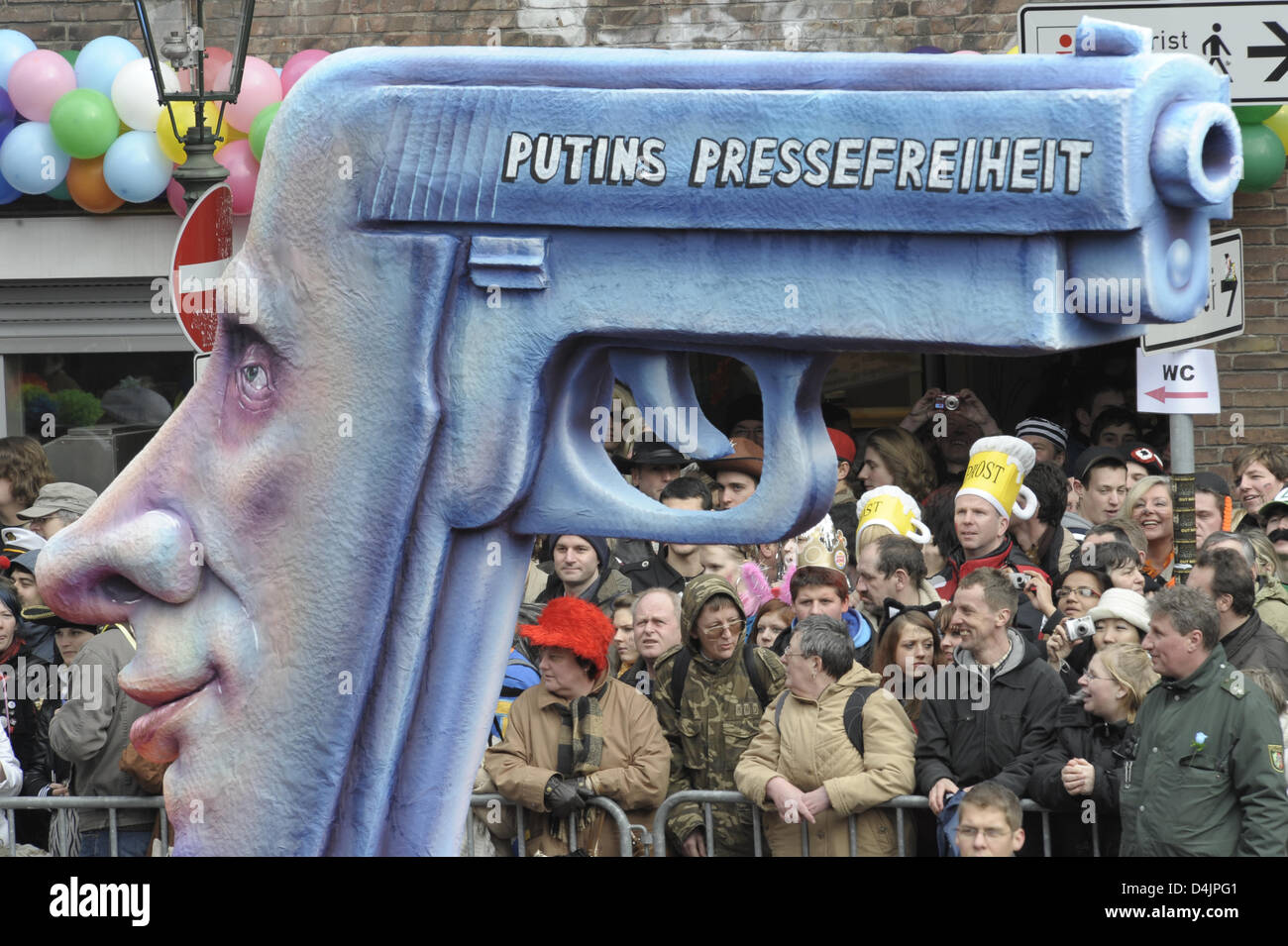 Ein Karneval schweben Thematisierung der Pressefreiheit in Russland ist Teil der Rosenmontag Parade in Düsseldorf, 23. Februar 2009. Foto: Achim Scheidemann Stockfoto